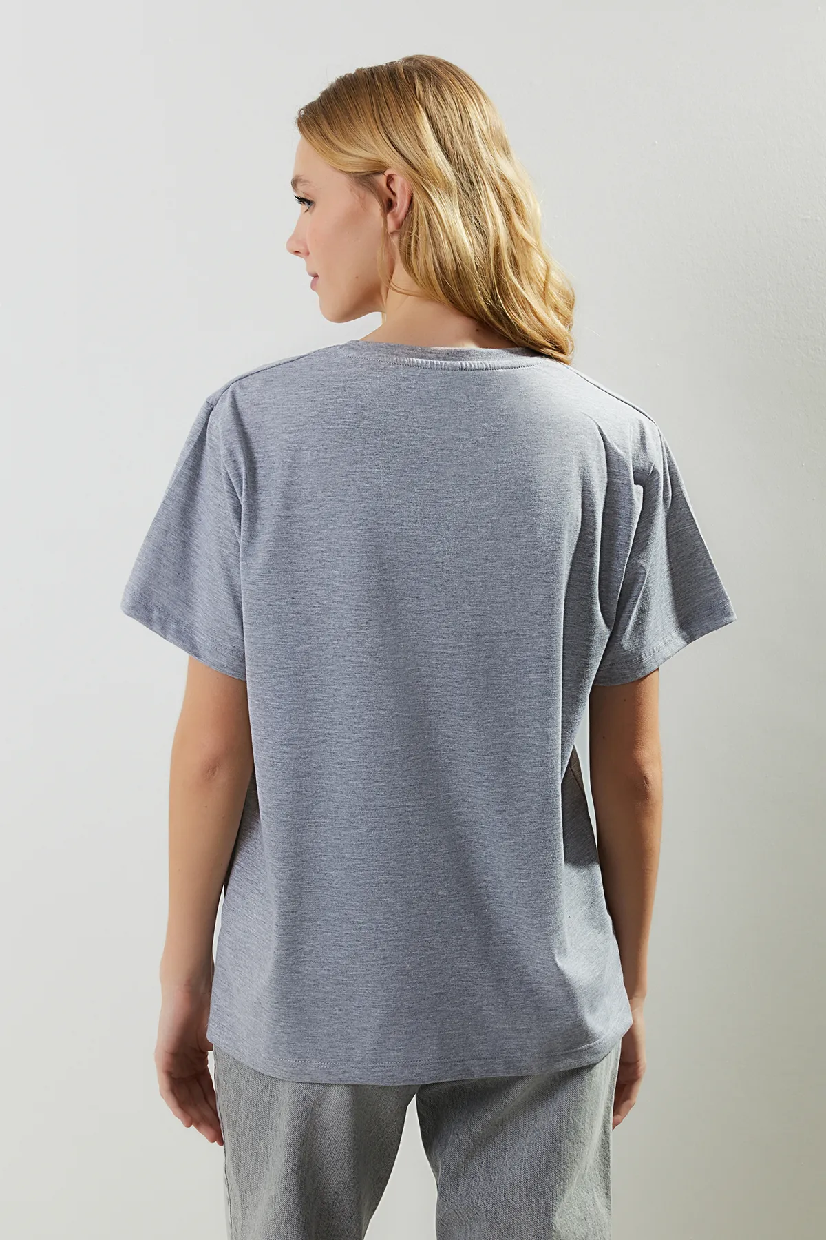 Trendyol Collection  Grau meliertes Oversize-Strick-T-Shirt mit V-Ausschnitt TWOSS23TS00003
