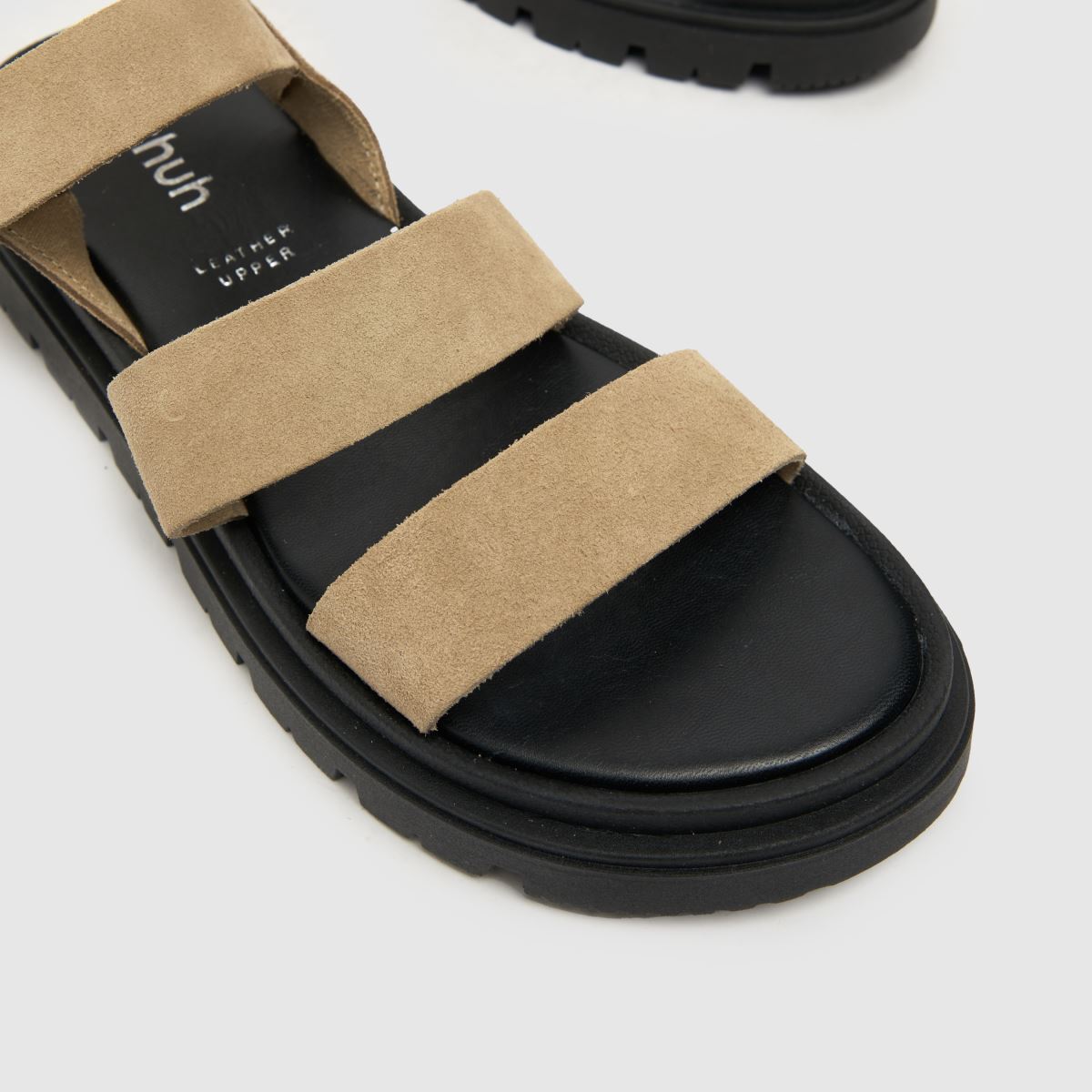 Schuh Tina – Grova, taupefärgade sandaler i mocka med rem