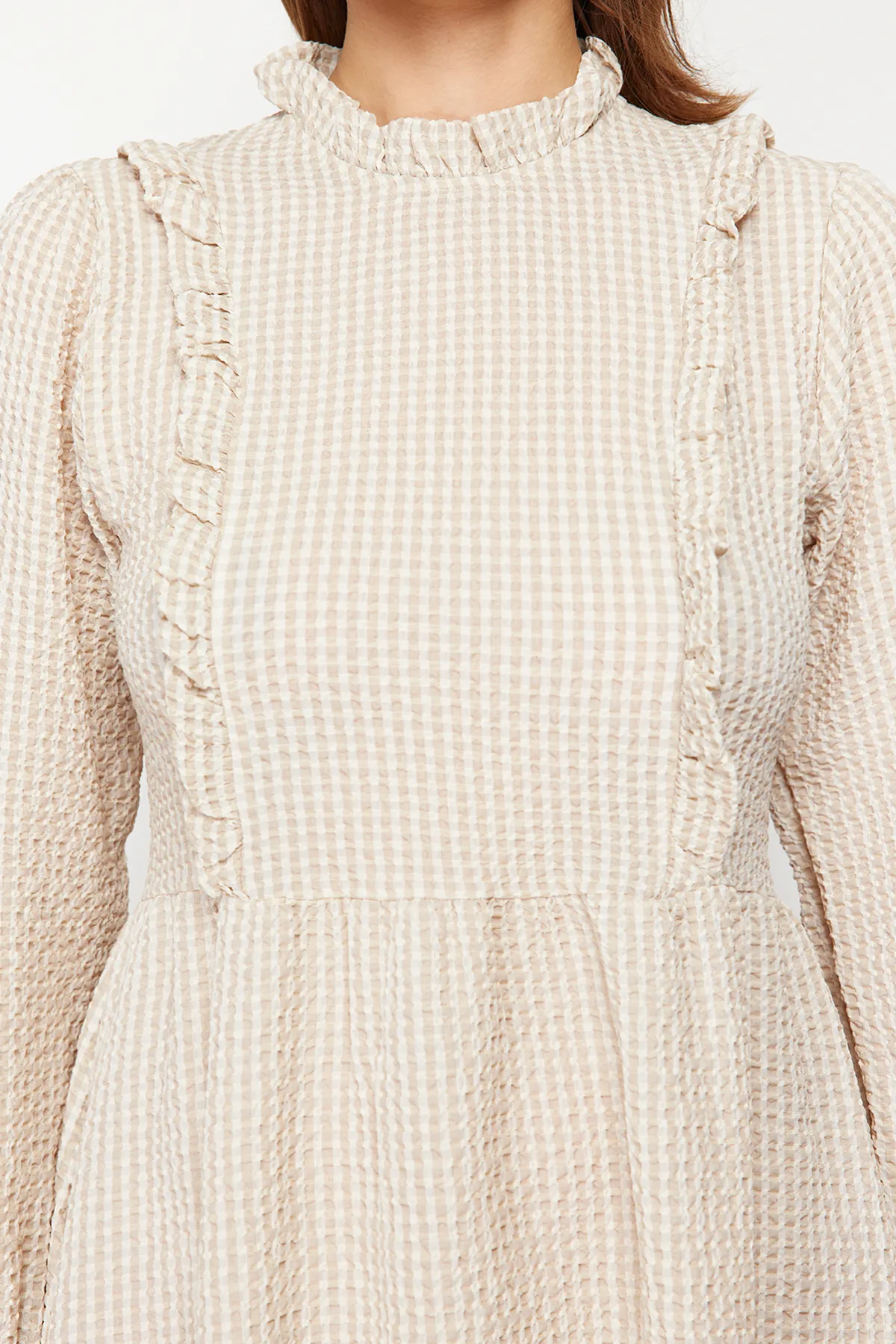 Trendyol Modest  Beiges gewebtes Kleid mit Gingham-Muster und Rüschendetail TCTSS21EB0028