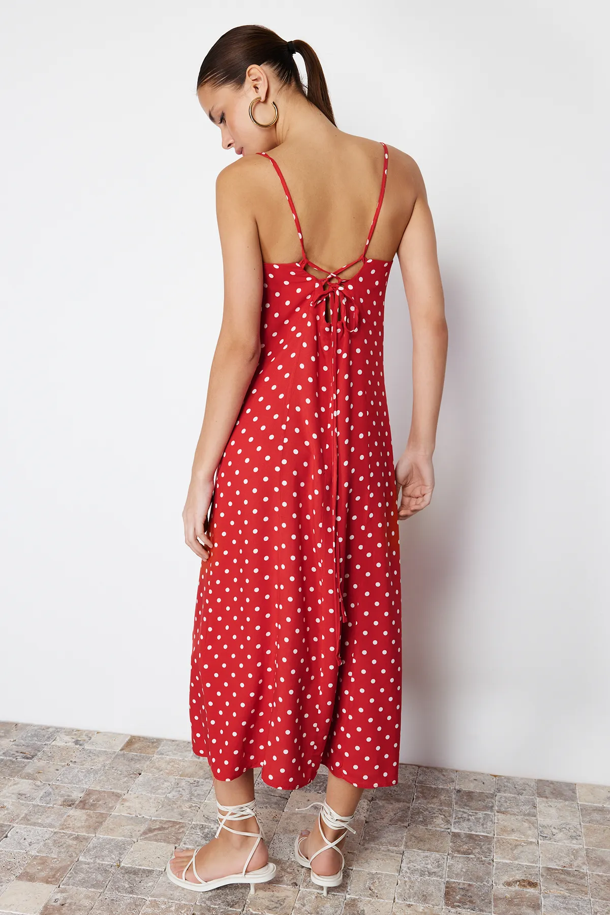 Trendyol Collection  Rotes Midi-Webkleid mit A-Ausschnitt und Bindedetail am Rücken TWOSS24EL00490