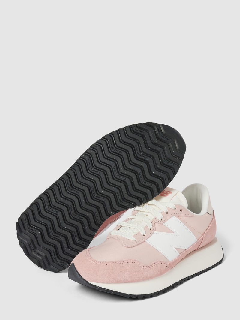 Sneaker mit Label-Detail in hellrosa