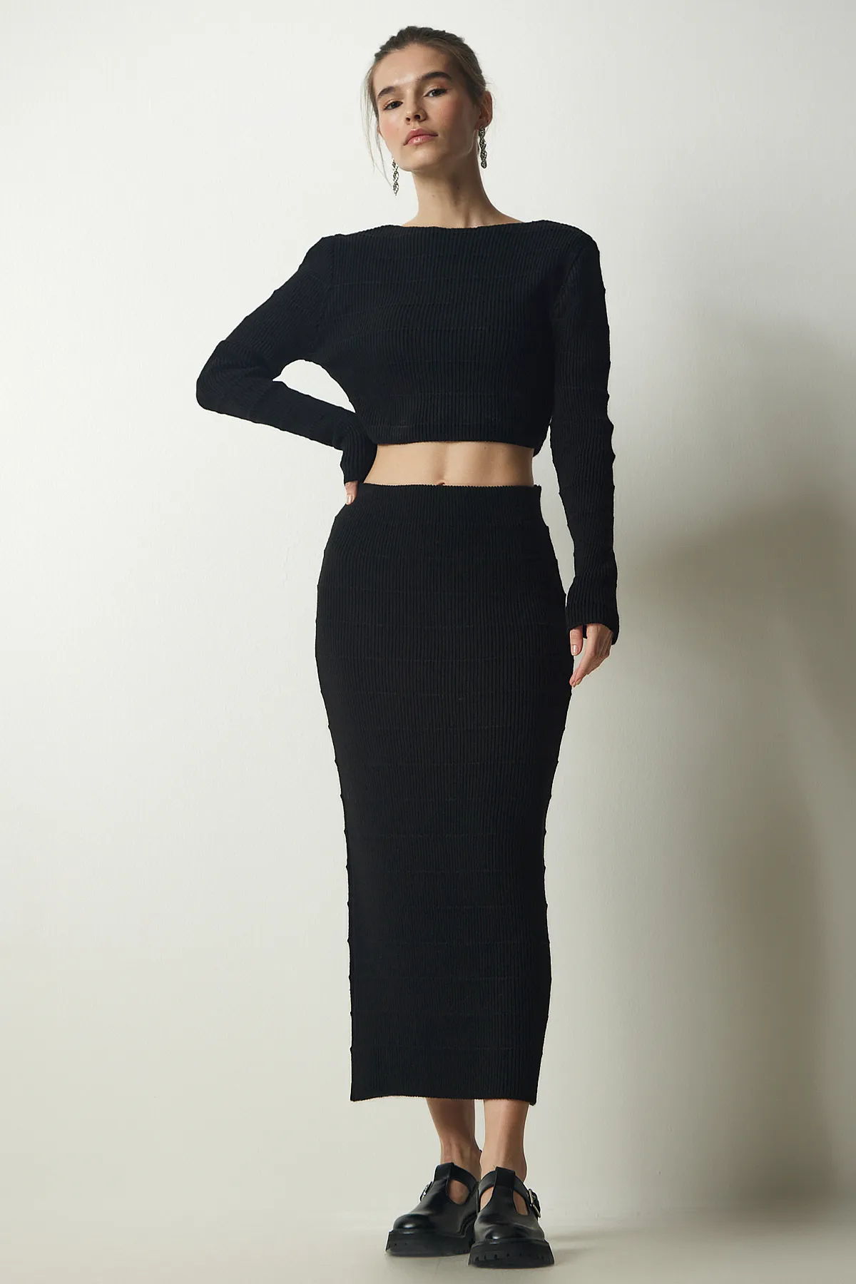 Happiness İstanbul  Schwarzes, geripptes Crop-Strickpullover-Rock-Set für Damen YY00190