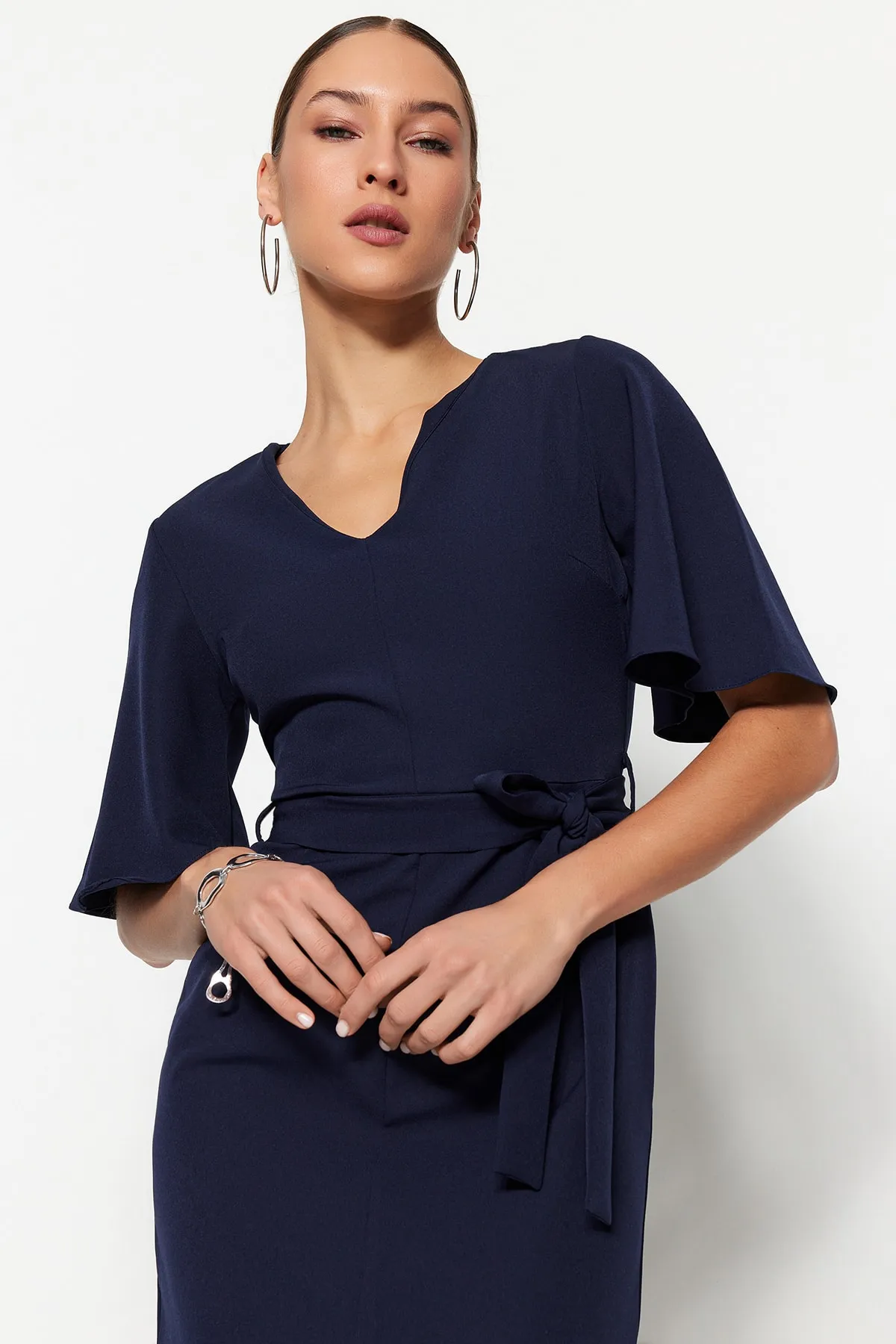 Trendyol Collection  Marineblaues, figurbetontes, gewebtes Schlitzkleid mit Gürtel und Gürtel TOFAW19BB0167