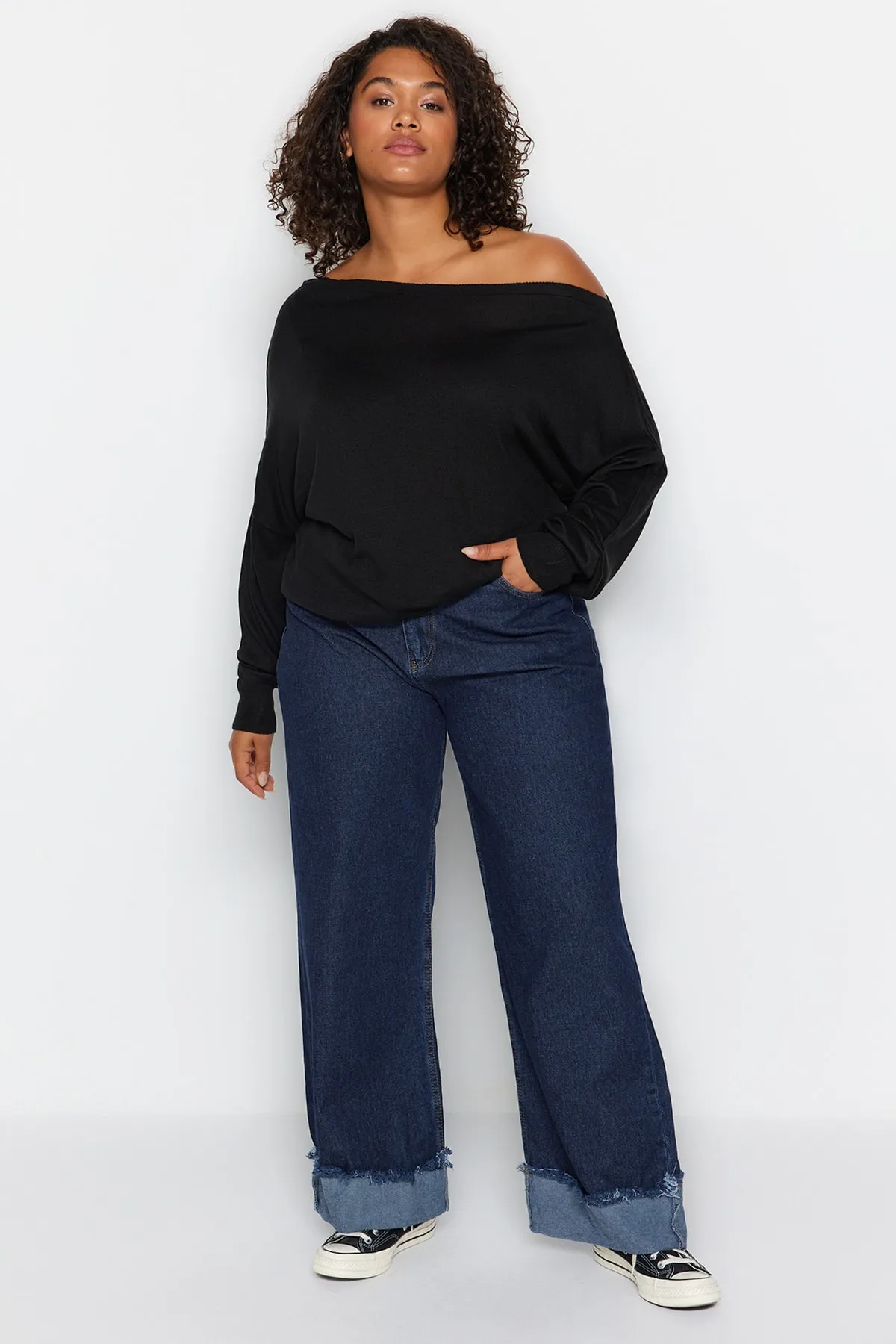 Trendyol Curve  Schwarzer Strickpullover mit U-Boot-Ausschnitt