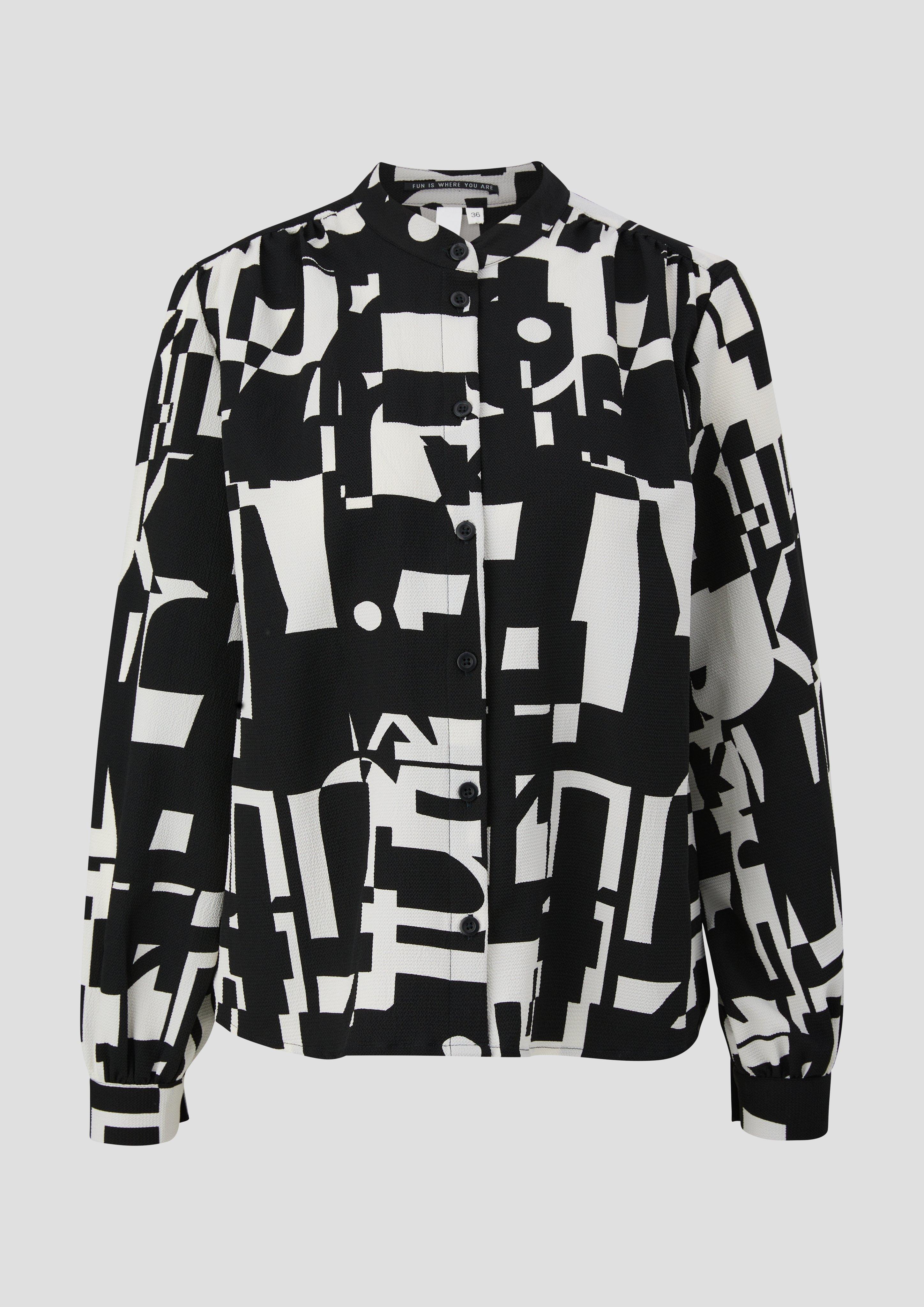 Hochgeschlossene Bluse mit Allover-Print  2140618-99A2