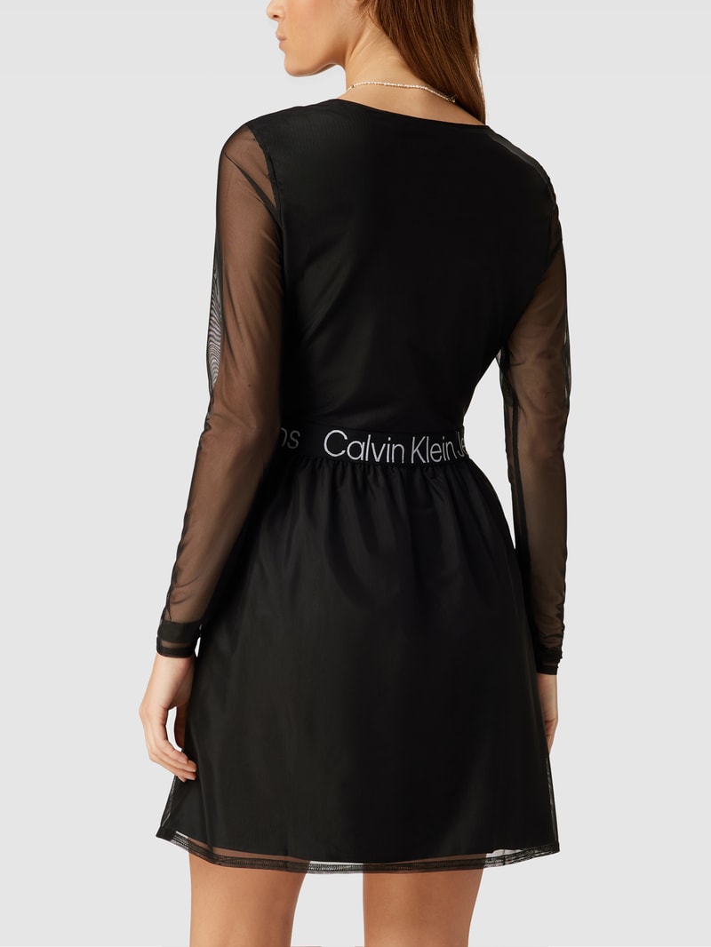 Kleid mit Taillenband mit Label-Stitching in schwarz