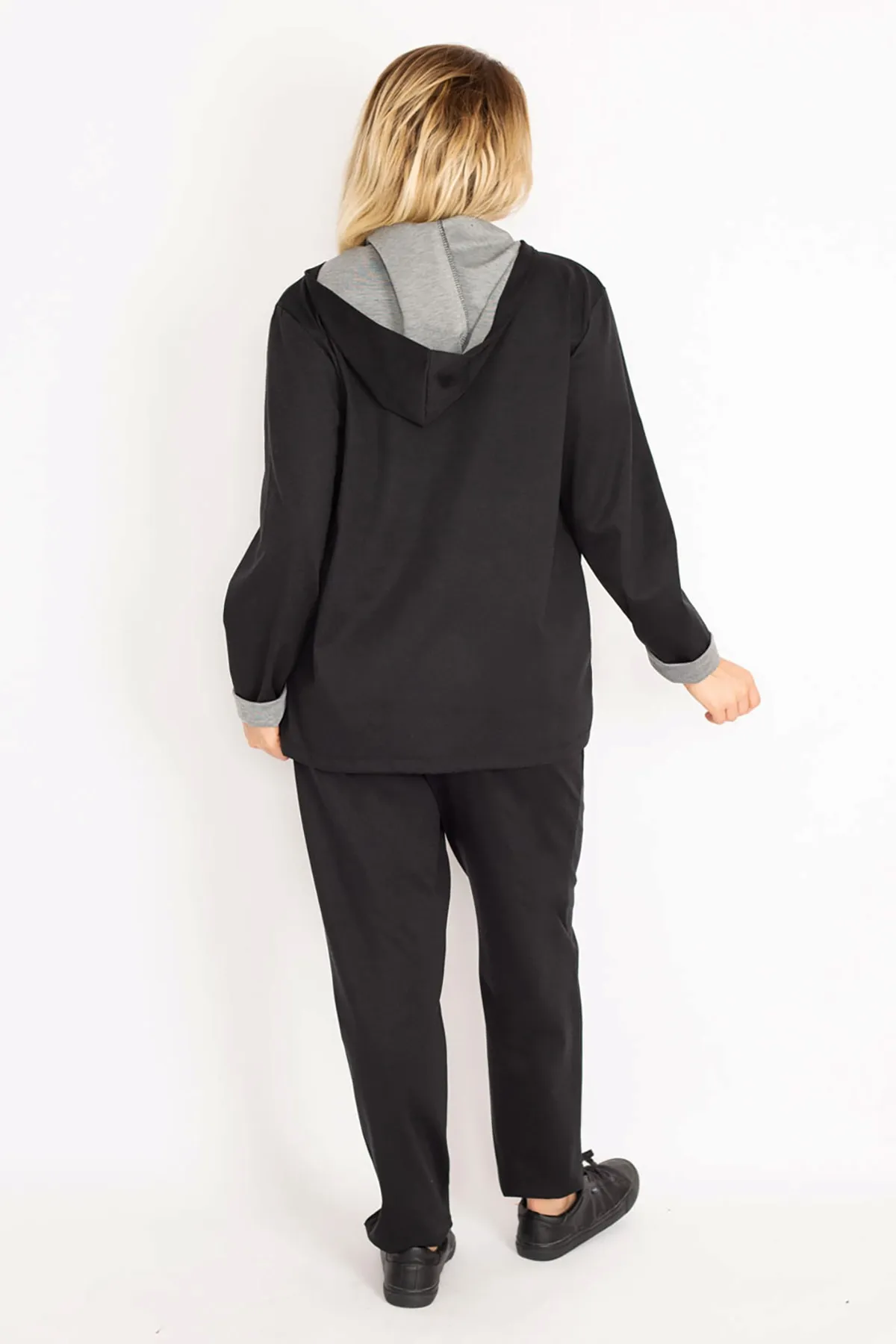 Şans  Damen-Sweatshirt-Hose-Set in Schwarz mit Kapuze und Reißverschluss vorne in großer Größe 65n34905