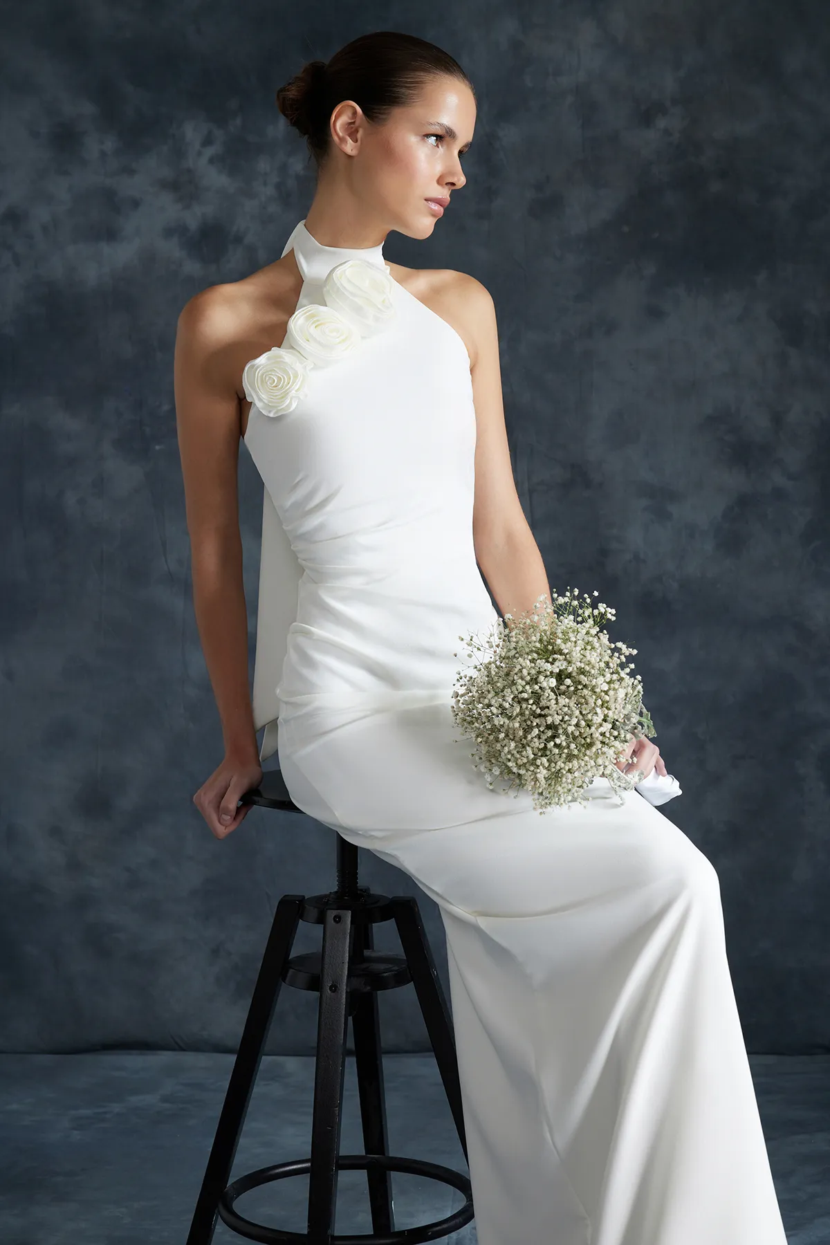 Trendyol Collection  Elegantes Braut-Abendkleid mit weißen Rosen und Details TPRSS24AE00011