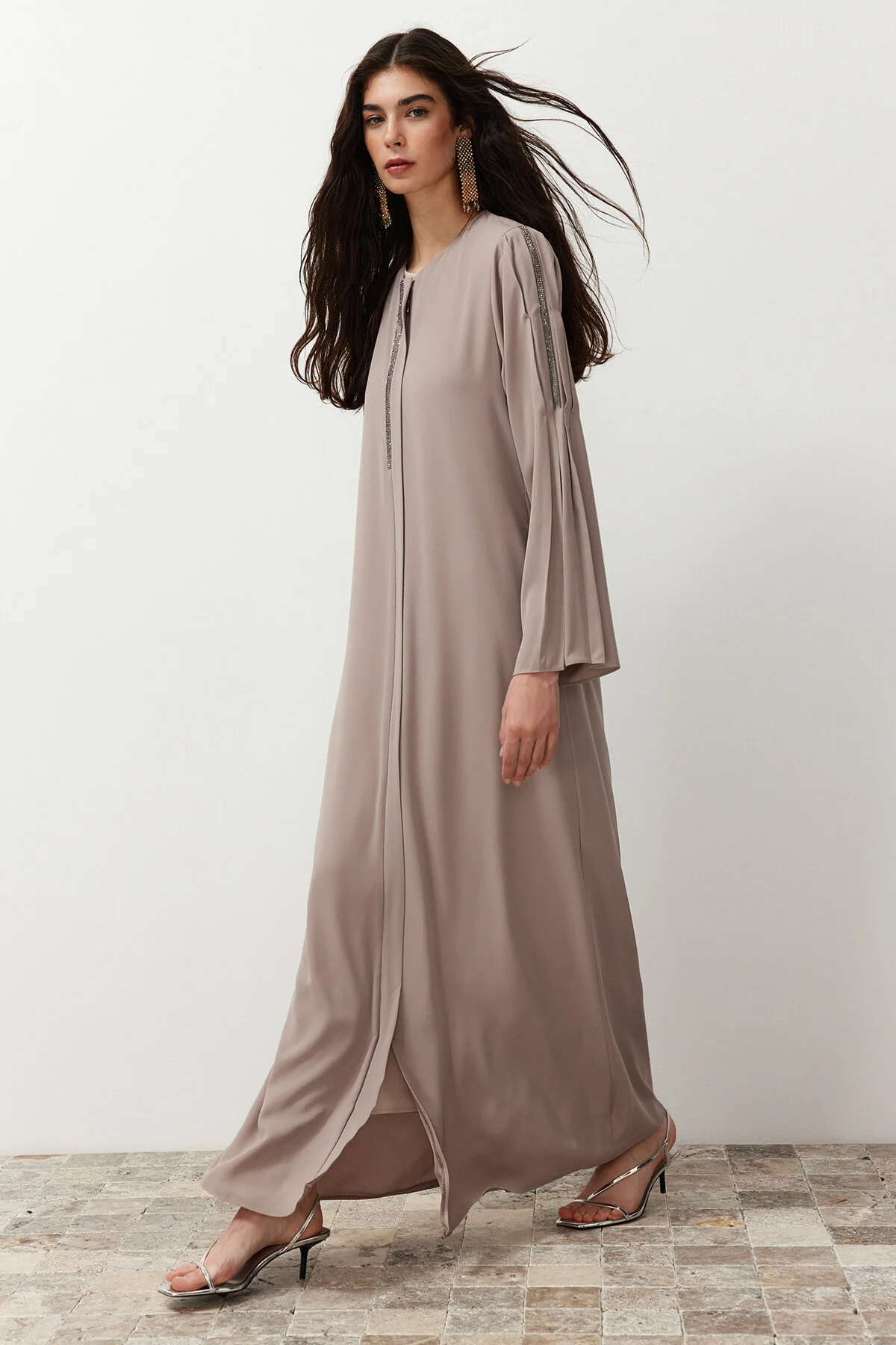 Trendyol Modest  Beigefarbene Mevlana-Kappe & Ferace & Abaya aus dünnem, gewebtem Krepp mit Steinstickereien TCTSS24KF00020