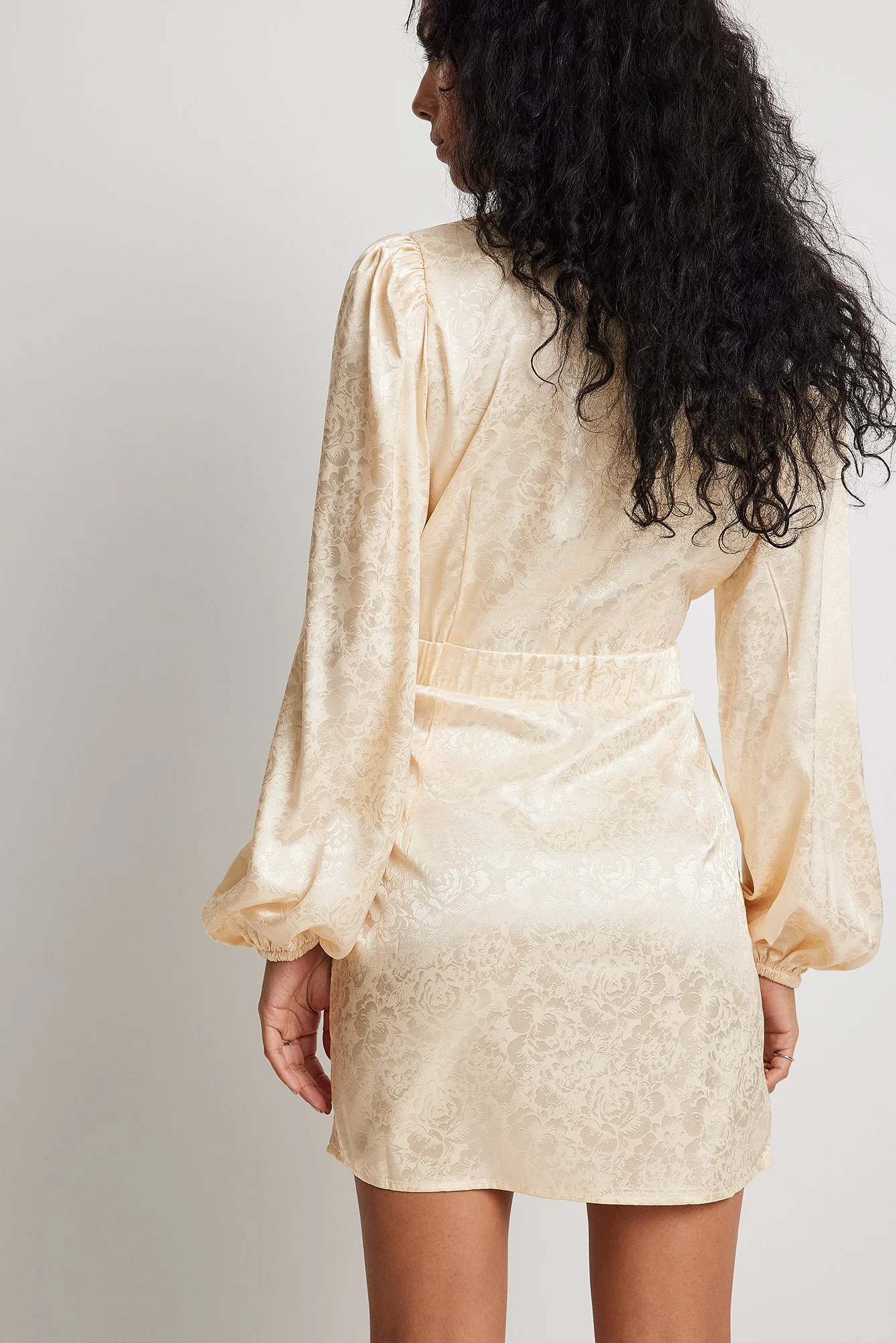 Minikleid aus Jacquard-Satin mit Cut-outs