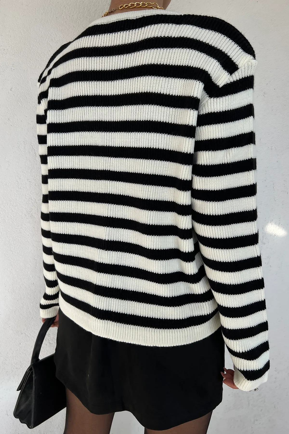 LE CARAMBOLE  Damen-Cardigan aus geripptem Strick mit Rundhalsausschnitt, weiß und schwarz gestreift
