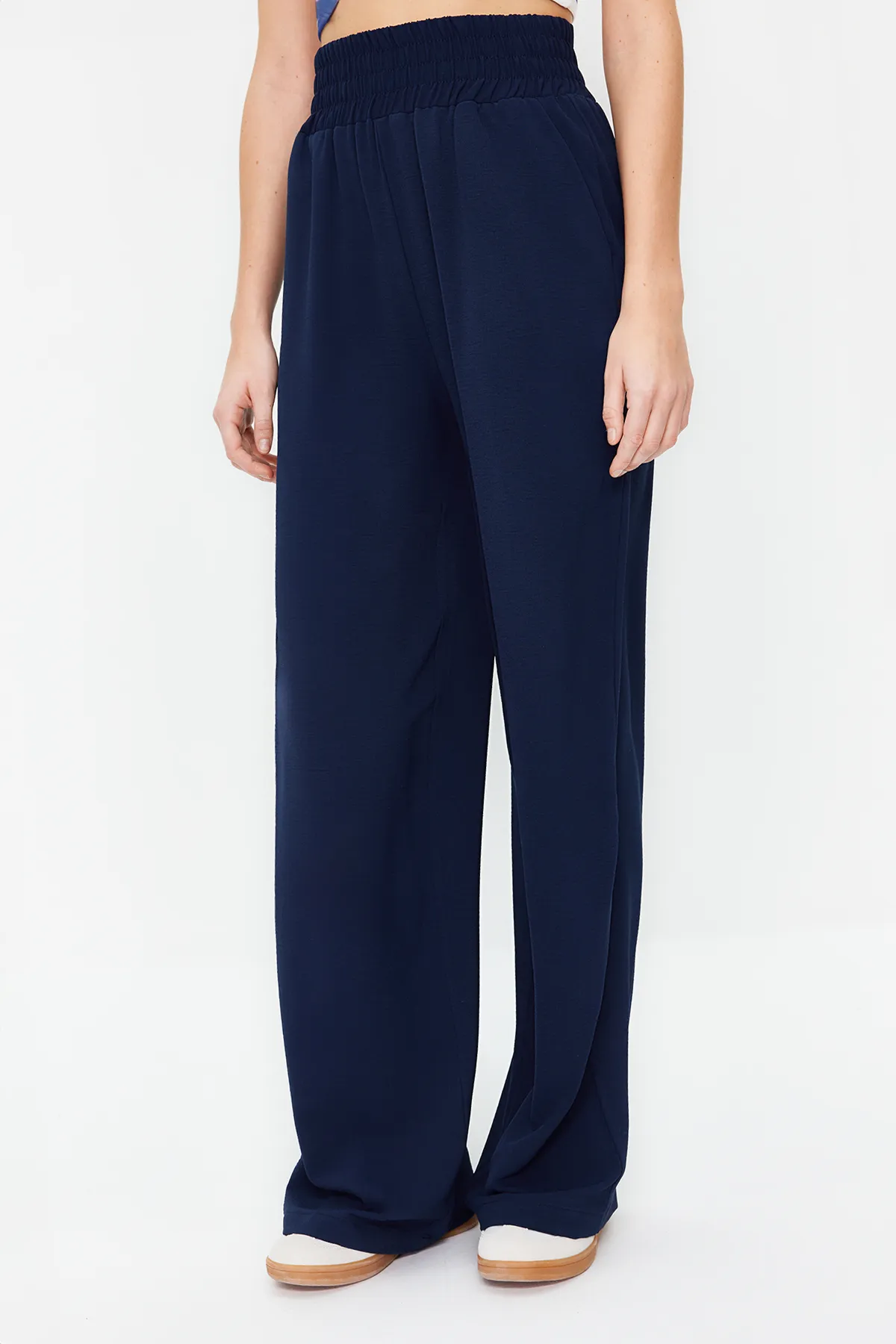 Trendyol Collection  Marineblaue, elastische Webhose mit weitem Bein / breiter Knöcheltaille TWOSS22PL00024