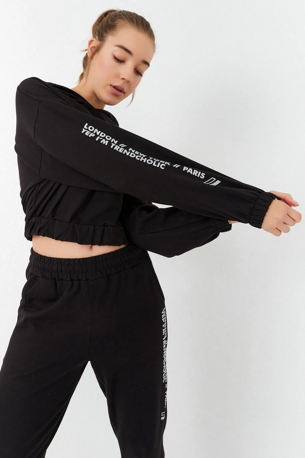 TOMMY LIFE  Schwarzer Damen-Trainingsanzug mit Kapuze und übergroßen elastischen Beinen und Textdruck – 95295