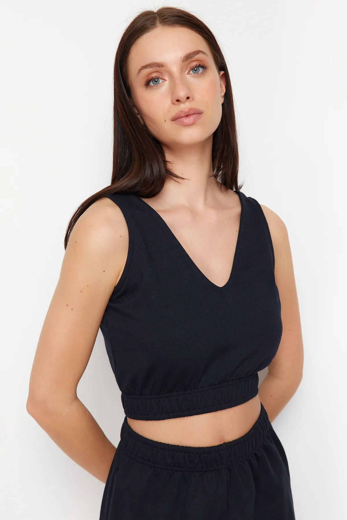 Trendyol Collection  Marineblaues Set aus elastischem, bauchfreiem Strickoberteil und -unterteil mit V-Ausschnitt TWOSS24AU00058