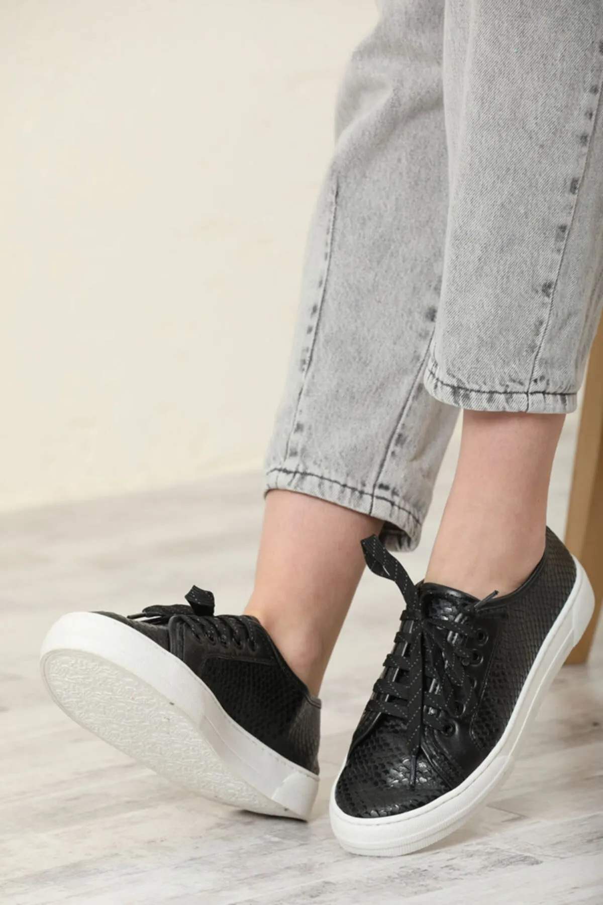 LETOON  2135 – Schwarze Freizeit-Sportschuhe für Damen