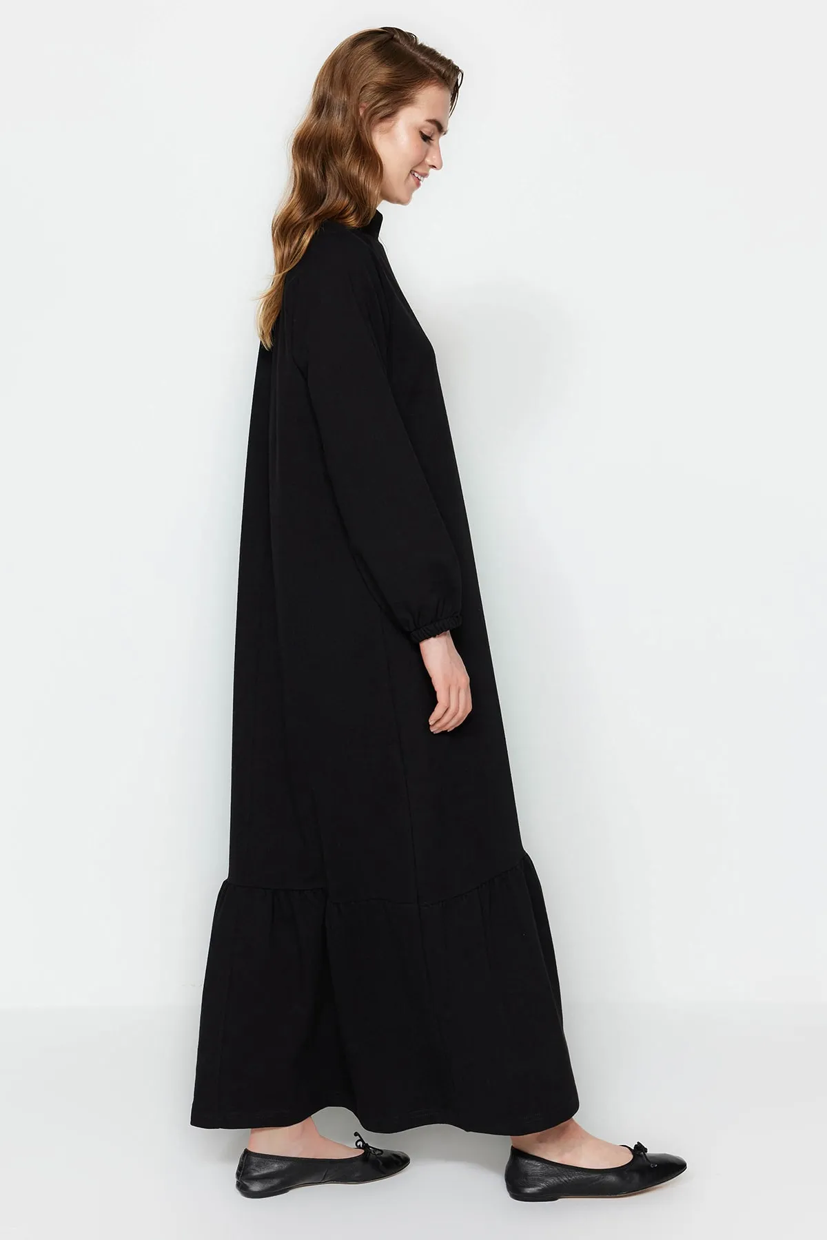 Trendyol Modest  Schwarzes Strickkleid mit Stehkragen und Ärmeln, Detailliert TCTSS23EB00228