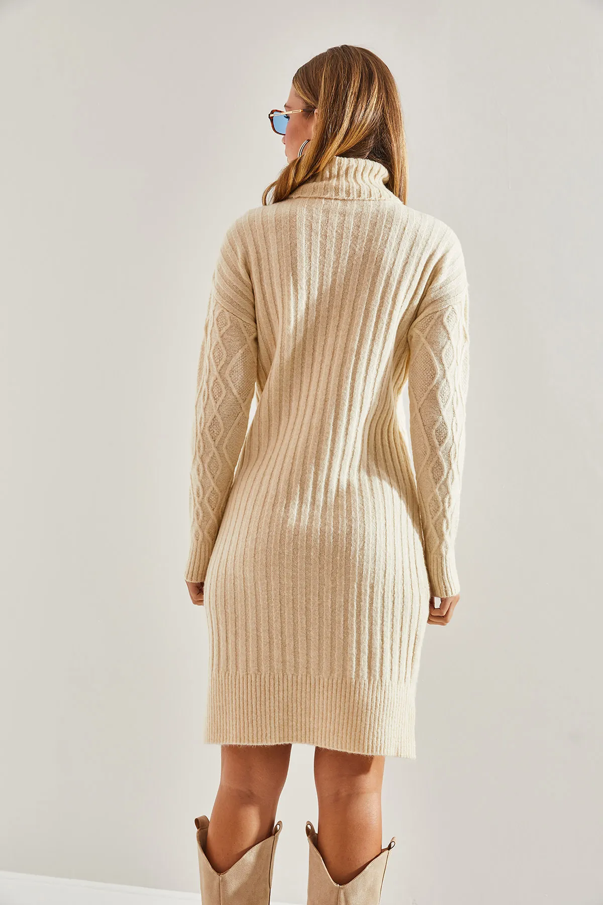 Bianco Lucci  Rollkragen-Strickkleid mit geflochtenem Haar für Damen