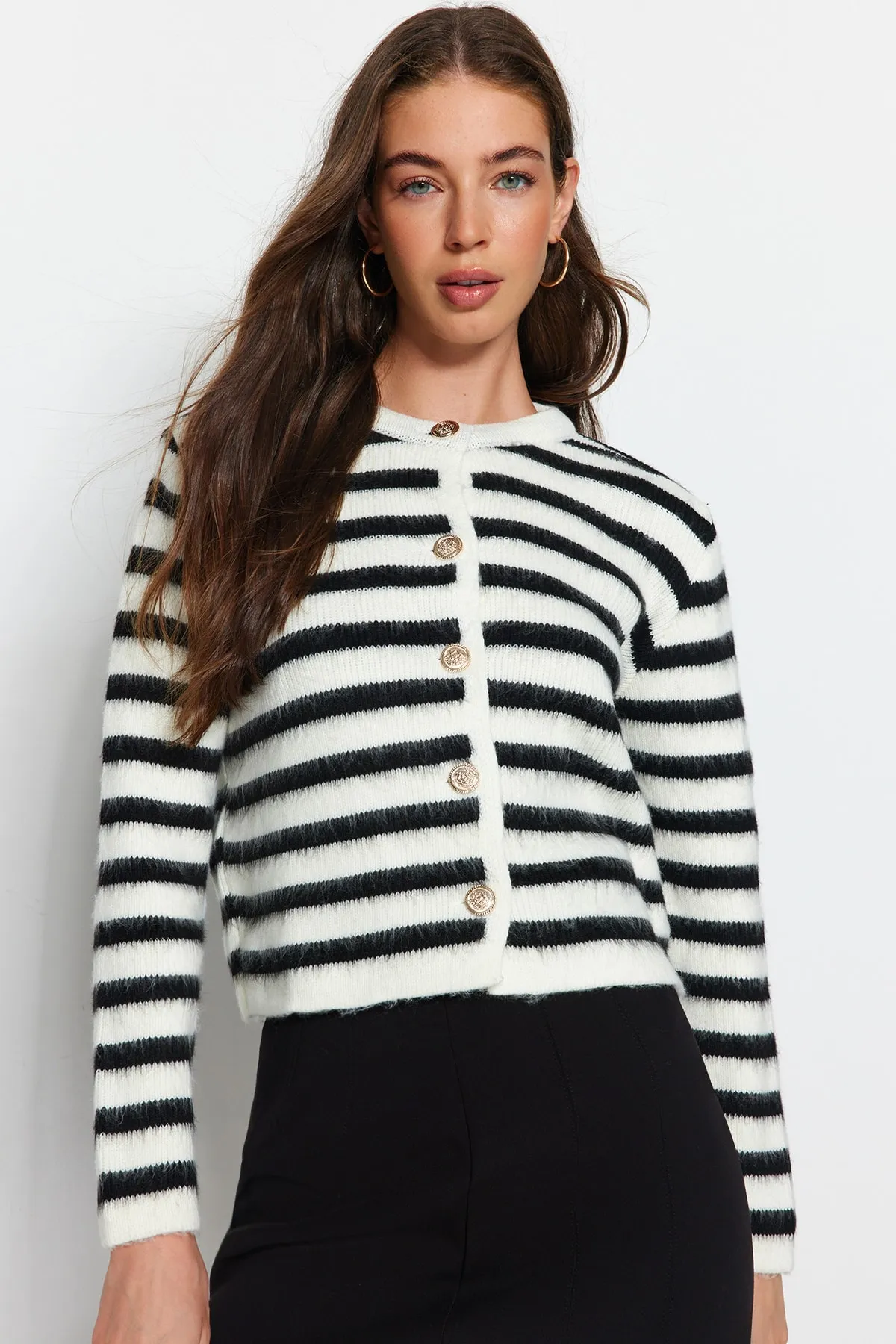 Trendyol Collection  Ecrufarbene Strickjacke mit weicher Struktur und Streifen TWOAW24HI00040