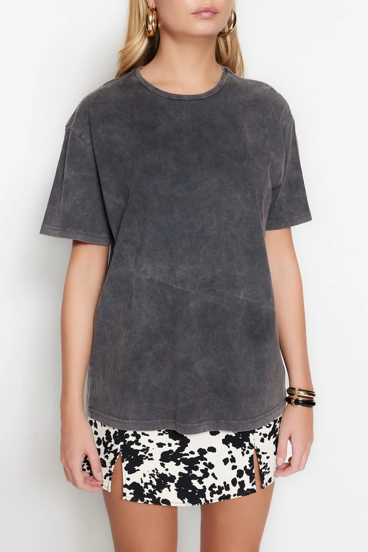 Trendyol Collection  Anthrazitfarbenes Boyfriend-Strick-T-Shirt aus 100 % Baumwolle mit verblasstem Effekt auf der Rückseite und Rundhalsausschnitt TWOSS23TS00109