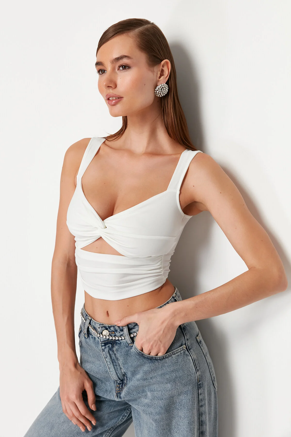 Trendyol Collection  Weiße, kurze Strickbluse mit Fenster-/Cut-Out-Detail
