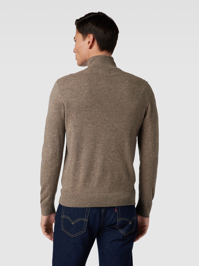 Strickjacke aus Lammwoll-Mix mit Stehkragen und Label-Stitching in hellbraun meliert