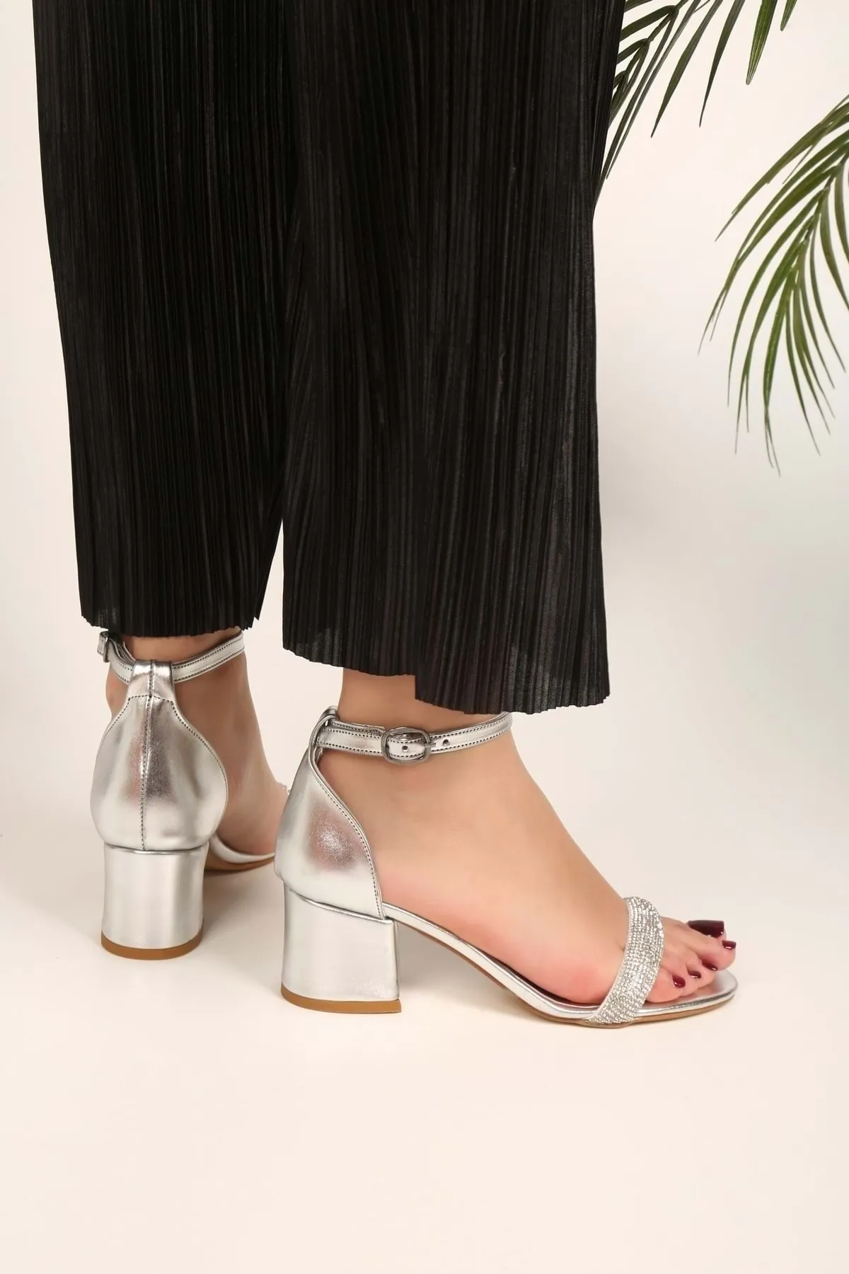 Shoeberry  Damen-Schuhe „Aris“ in Silber-Metallic mit einzelnem Riemen und Absatz