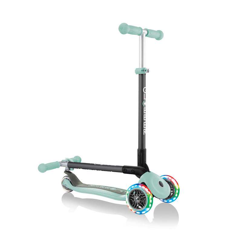 Trottinette 3 roues vert pastel roues lumineuses Globber