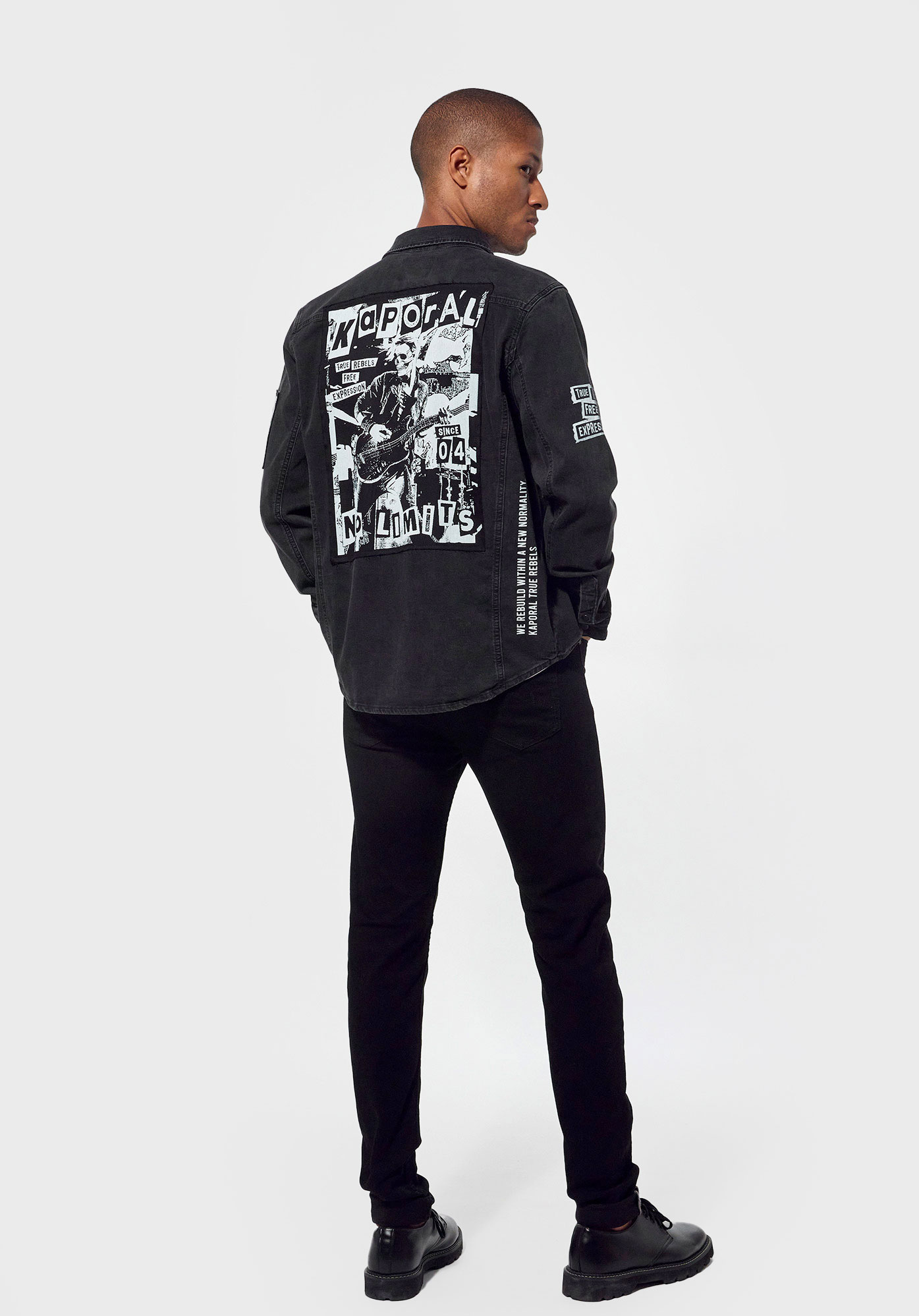 TRADE  Chemise en jean slim noir Homme avec patchs tête de mort