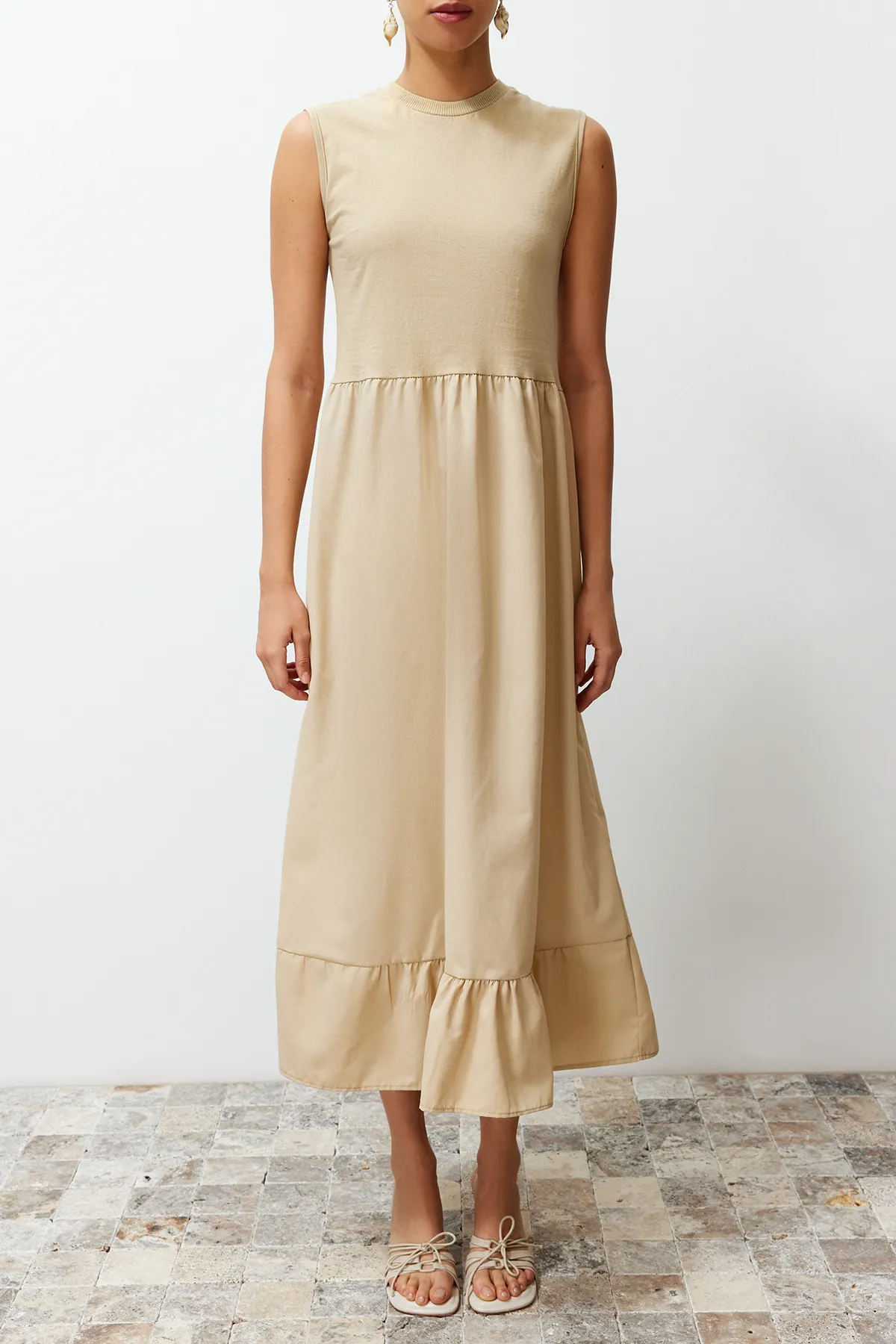 Trendyol Modest  Beigefarbenes, ärmelloses Rock-Rüschen-Single-Jersey-Popeline-Strickkleid TCTSS24EB00155
