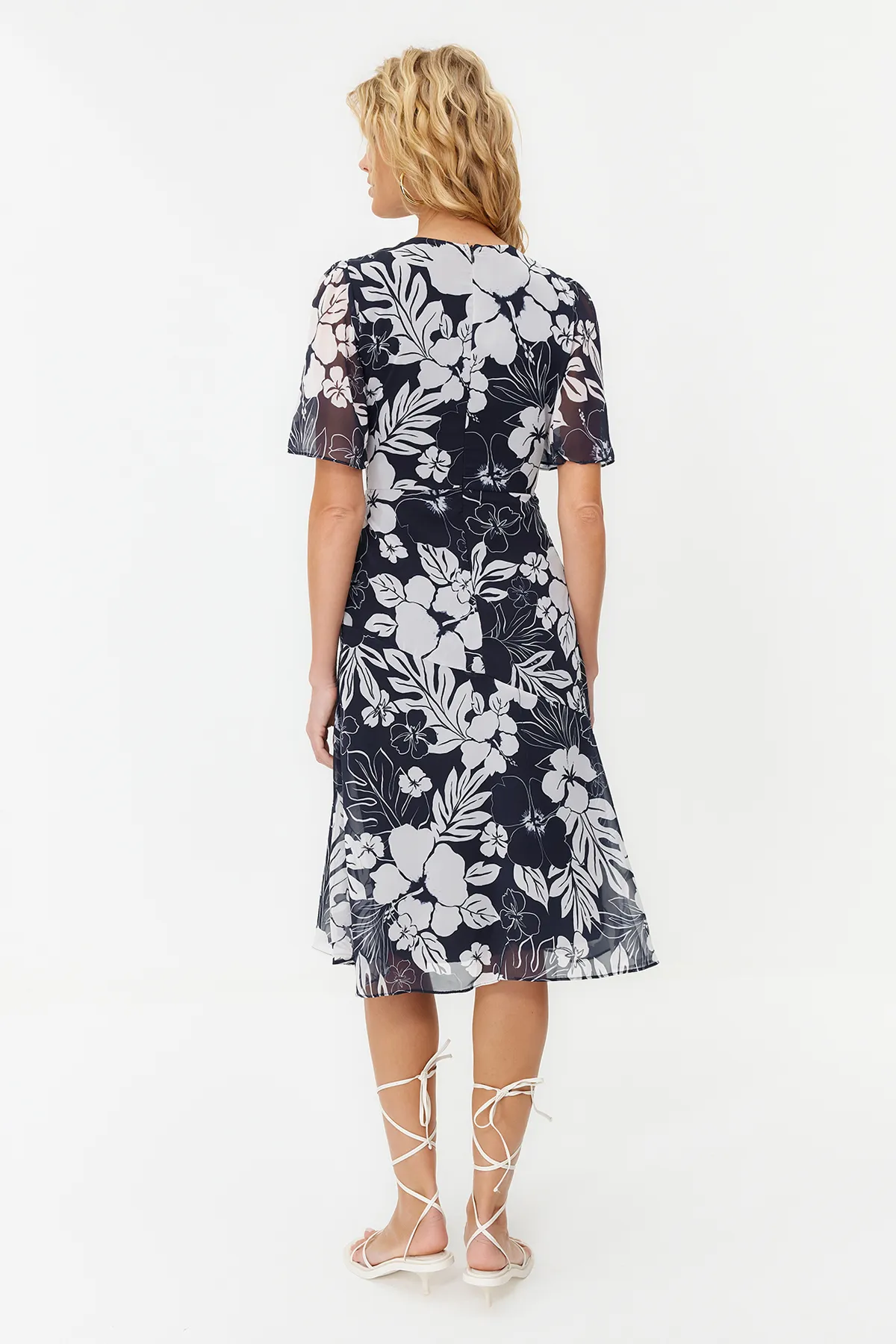 Trendyol Collection  Indigoblaues A-Linien-Basic-Midi-Webkleid aus Chiffon TWOSS20EL0908