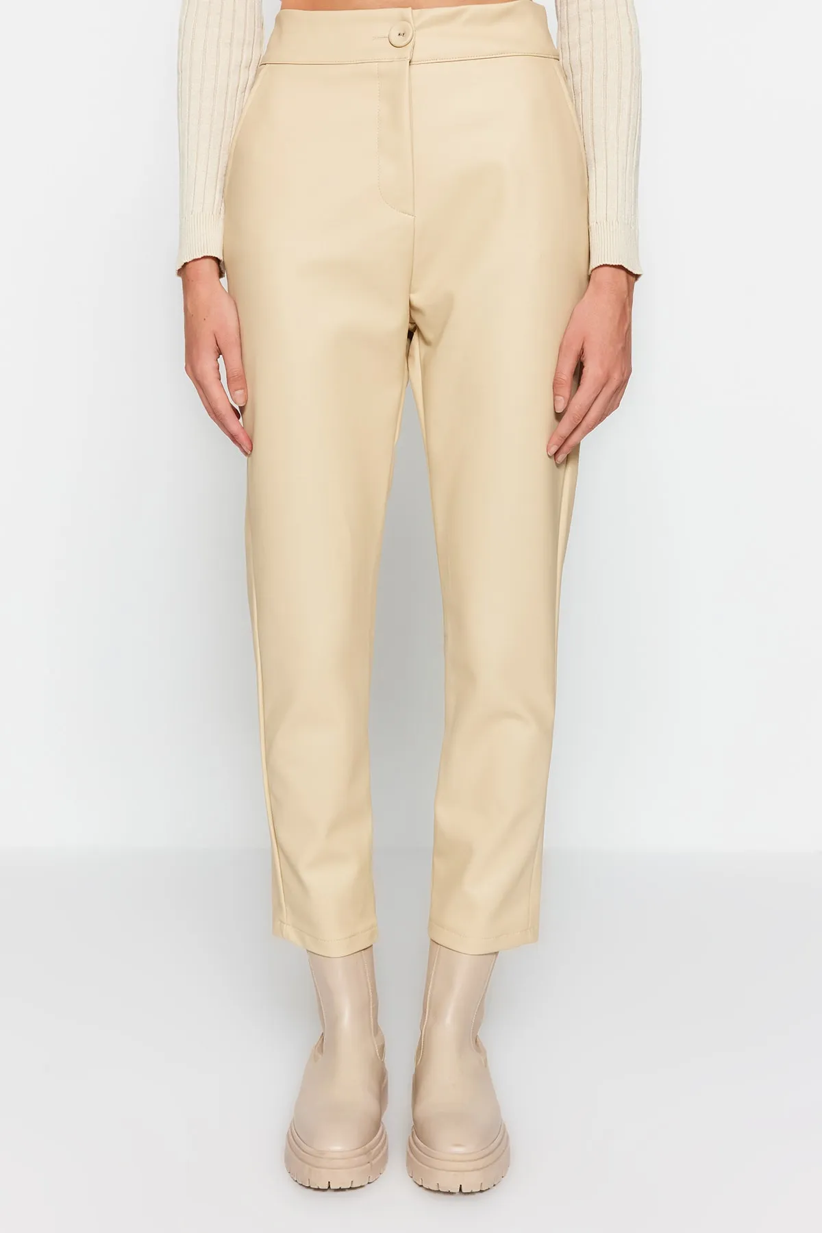 Trendyol Collection  Beigefarbene Hose aus gewebtem Zigarettenimitat aus Kunstleder TWOAW22PL0290