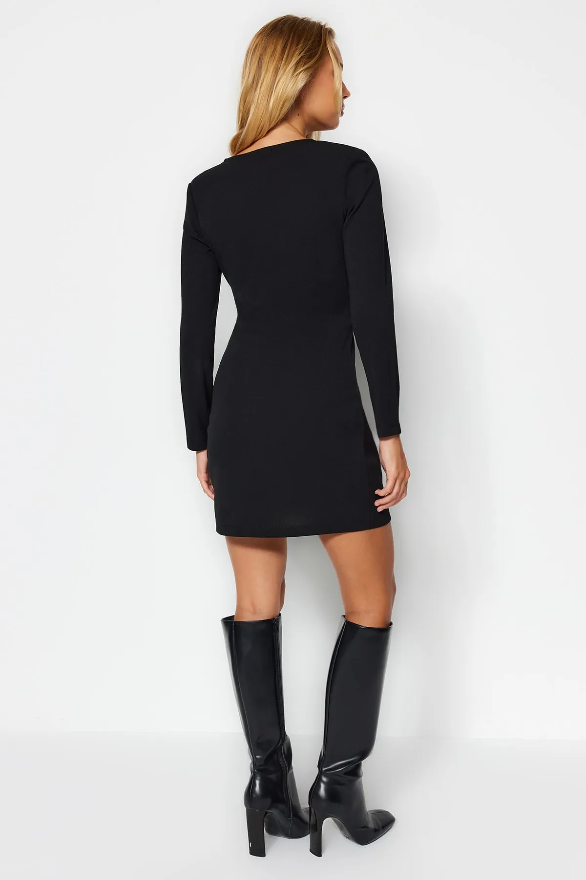 Trendyol Collection  Schwarzes, figurbetontes, zweireihiges Mini-Bleistiftkleid aus flexiblem Strick mit Kragen TWOAW24EL00119
