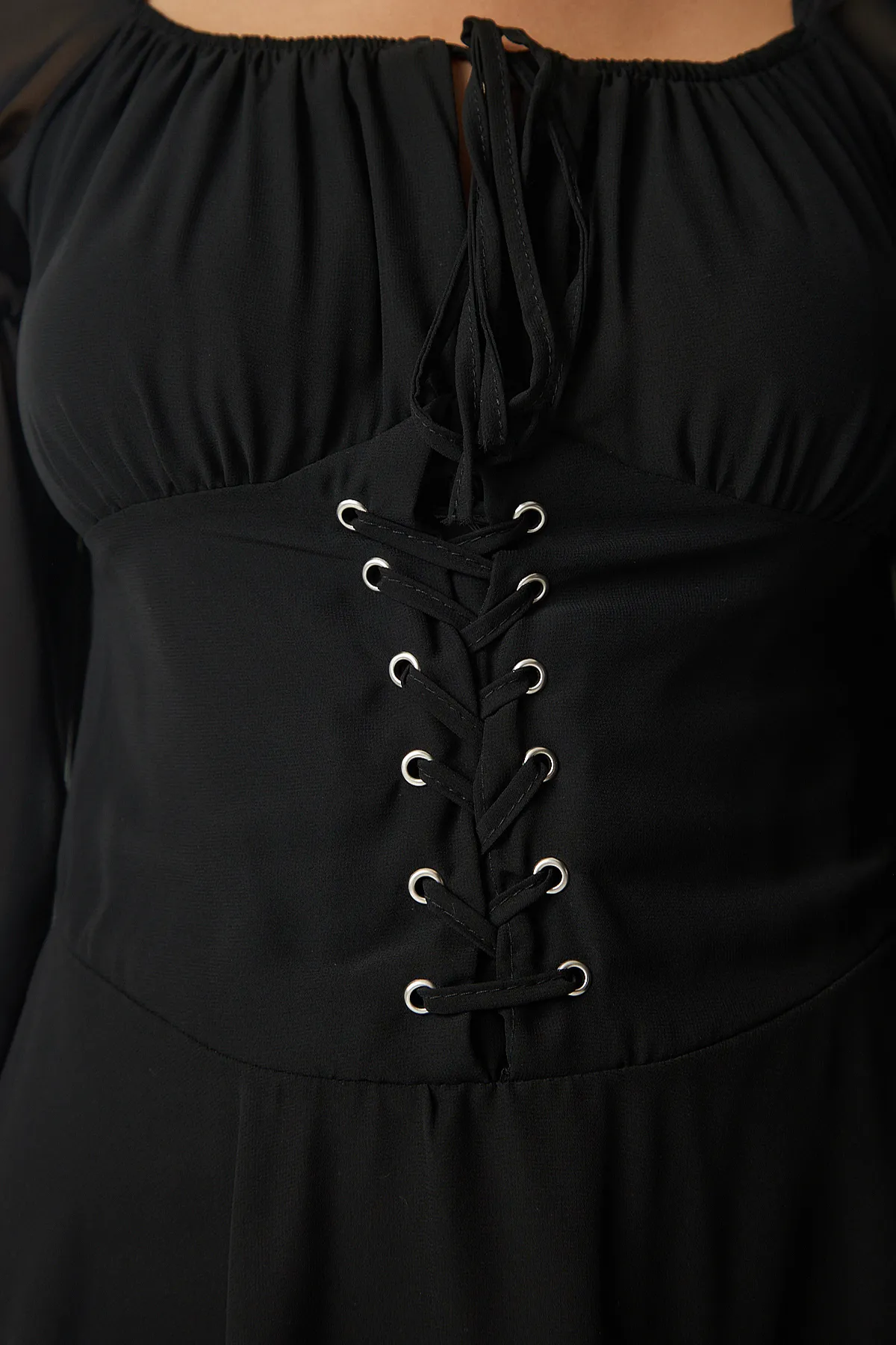 Happiness İstanbul  Schwarzes Mini-Chiffonkleid mit Ösendetails für Damen EY00011