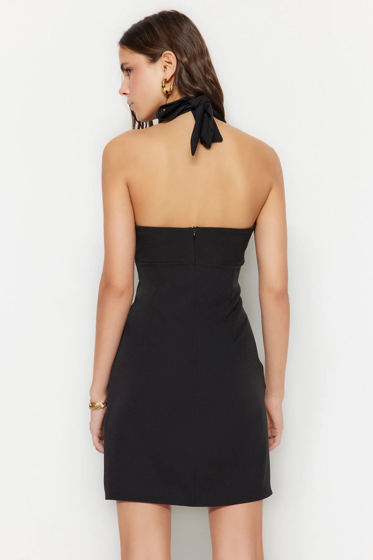 Trendyol Collection  Schwarzes, figurbetontes Neckholder-Minikleid aus Webstoff TWOSS23EL01724