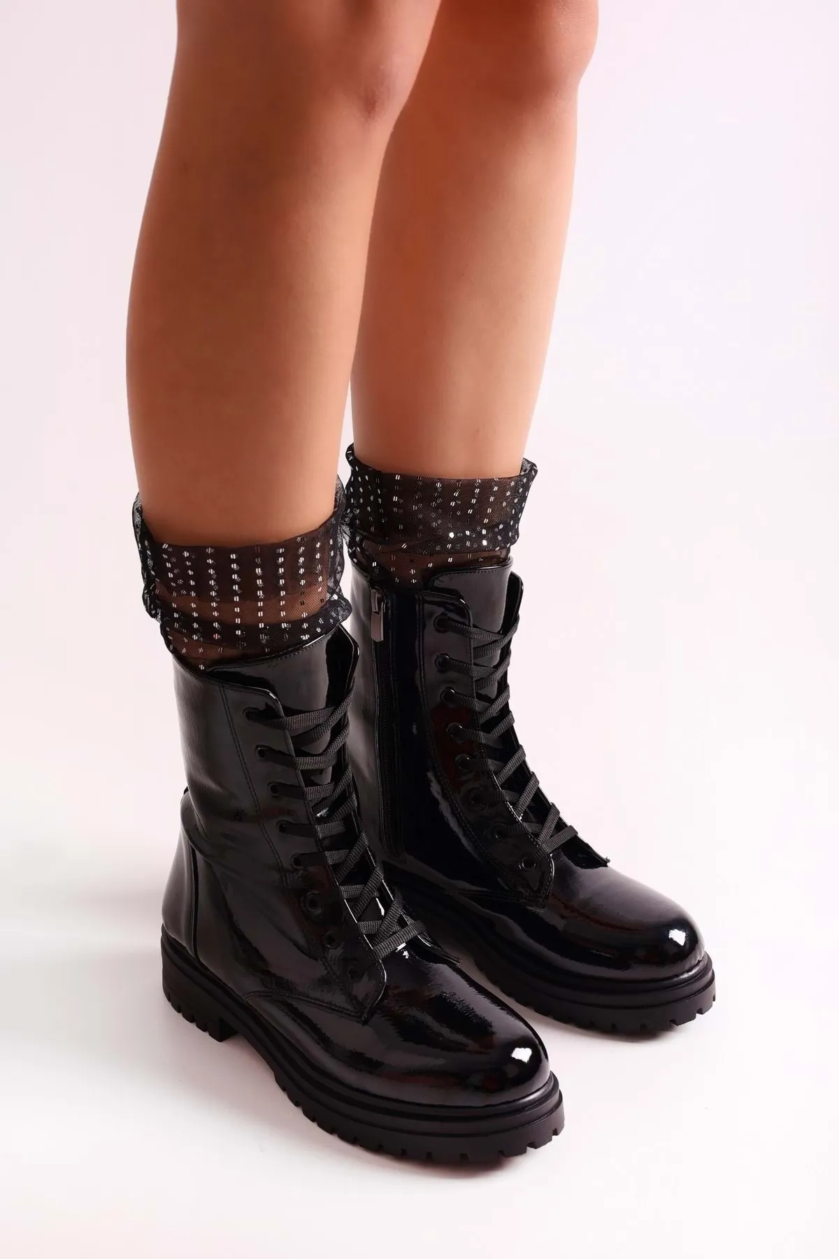 Shoeberry  Damen-Stiefel Aleah aus schwarzem Lackleder. Schwarzes Lackleder