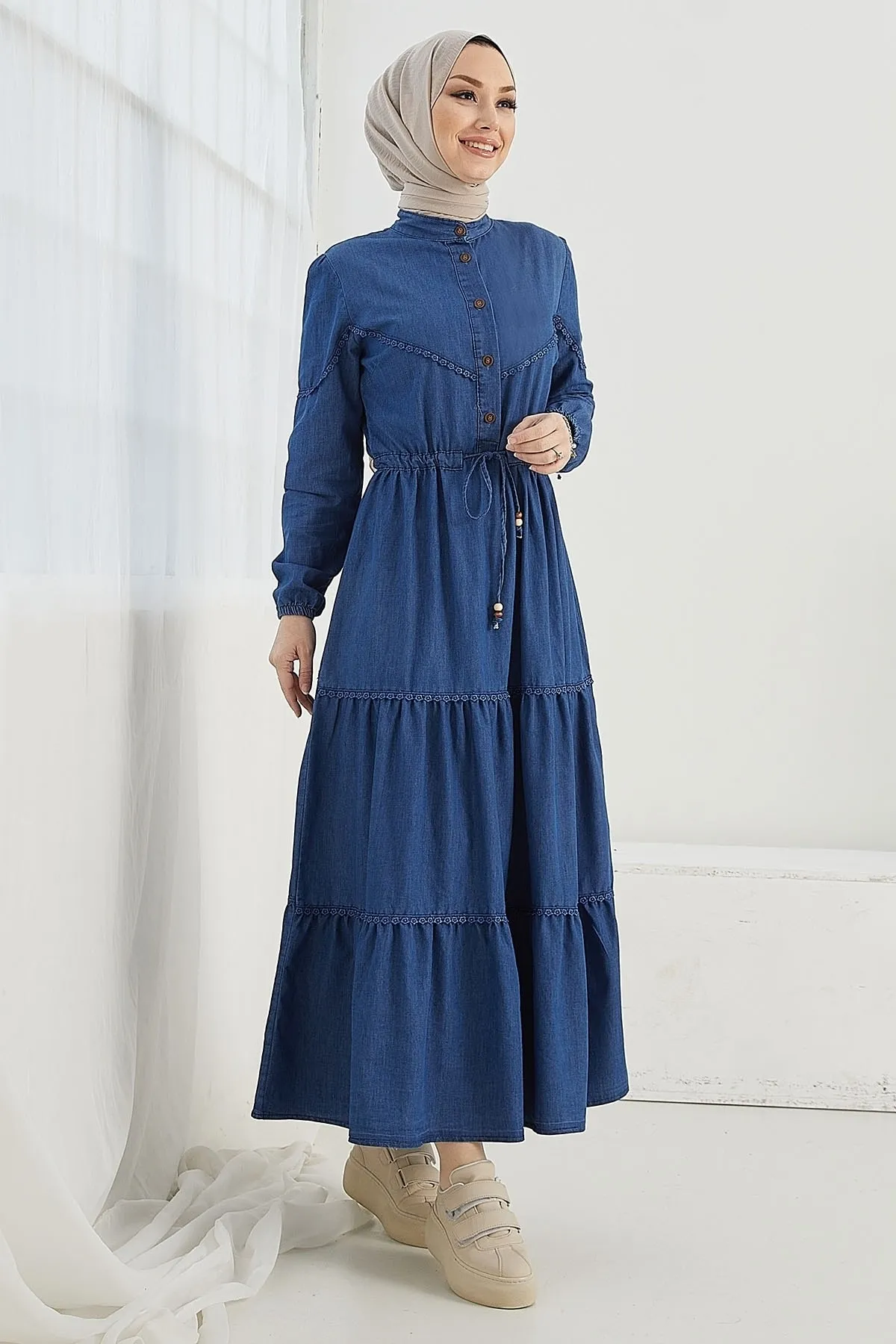 InStyle  Kayla detailliertes Guipure-Jeanskleid – Blau