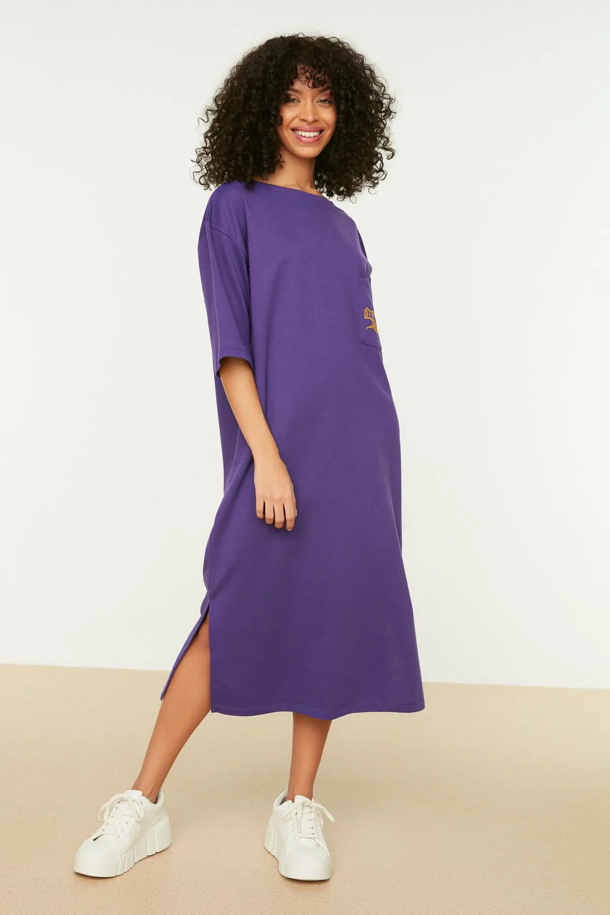 Trendyol Collection  Lila besticktes Midi-Strickkleid mit Rundhalsausschnitt und entspanntem/legerem Schnitt TWOSS21EL0175