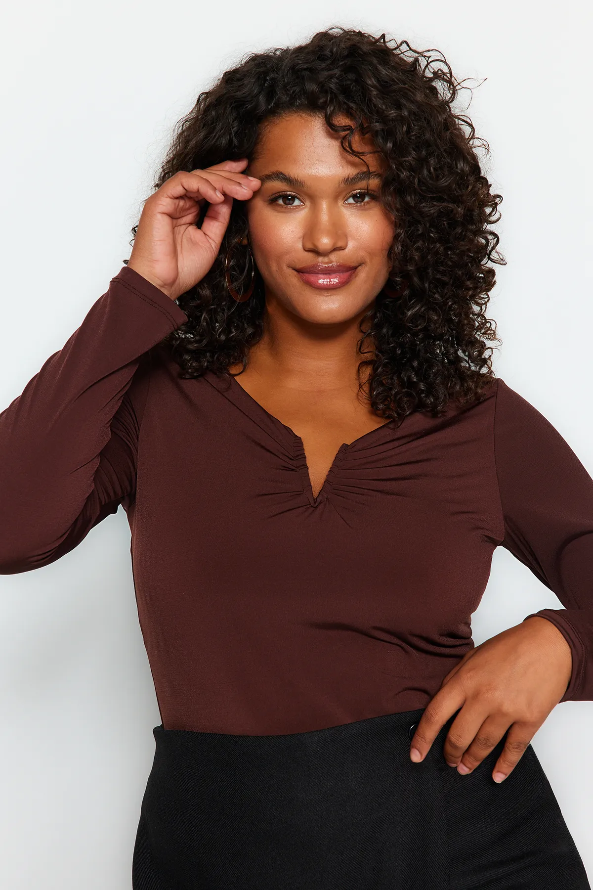 Trendyol Curve  Braune Sandy-Strickbluse mit V-Ausschnitt TBBAW24AF00030
