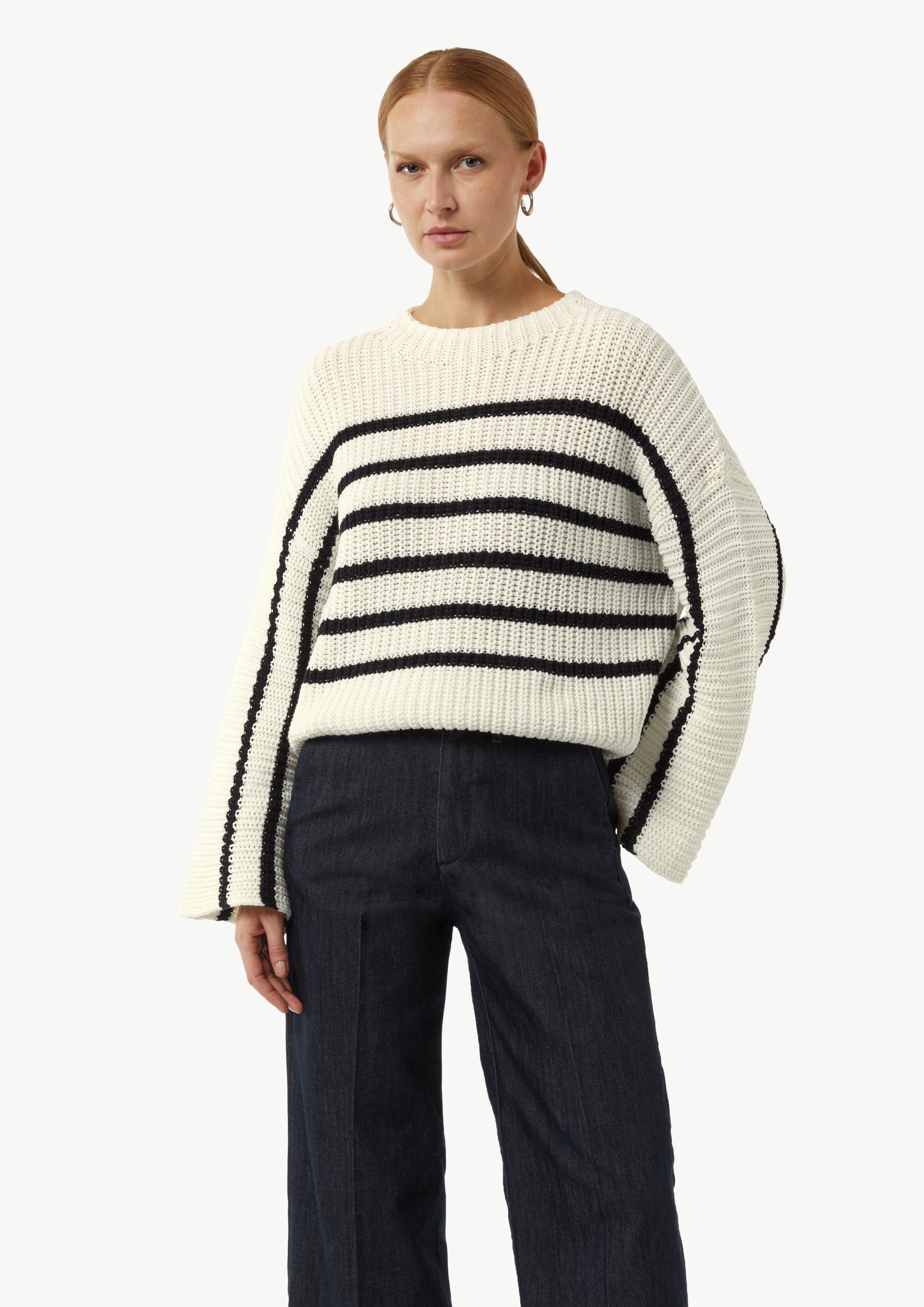 Gestreifter Strickpullover mit Trompeten-Ärmeln - weiß