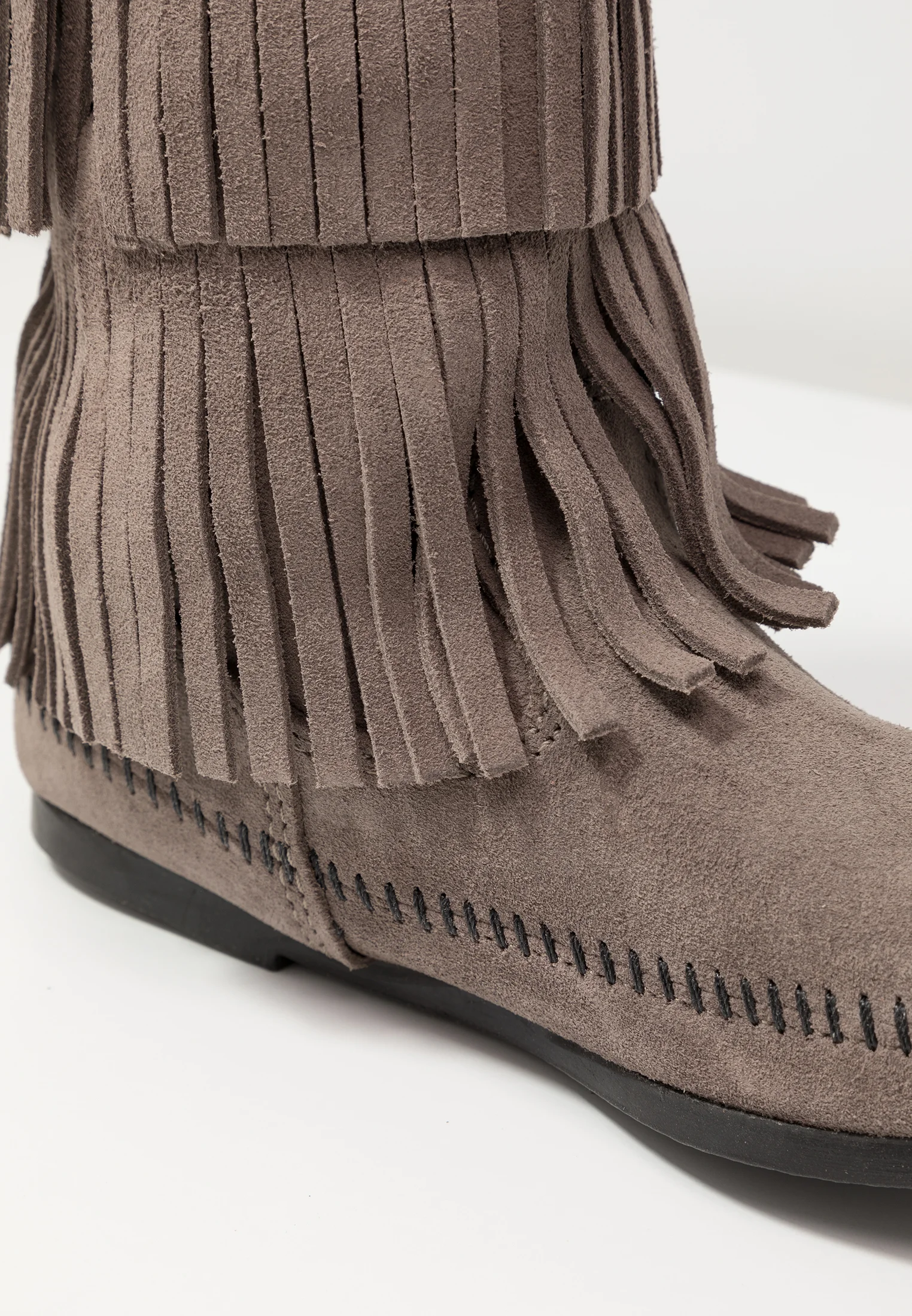 Botas altas Minnetonka de 3 capas con flecos