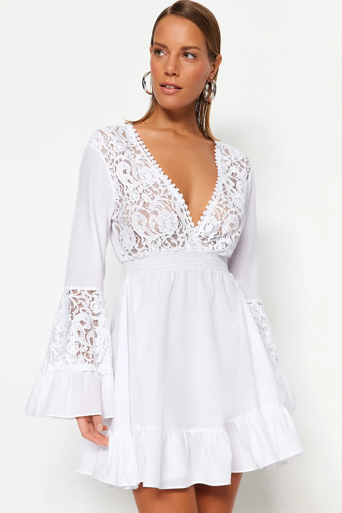 Trendyol Collection  Weißes Mini-Strandkleid aus gewebter Spitze aus 100 % Baumwolle TBESS23EL00048
