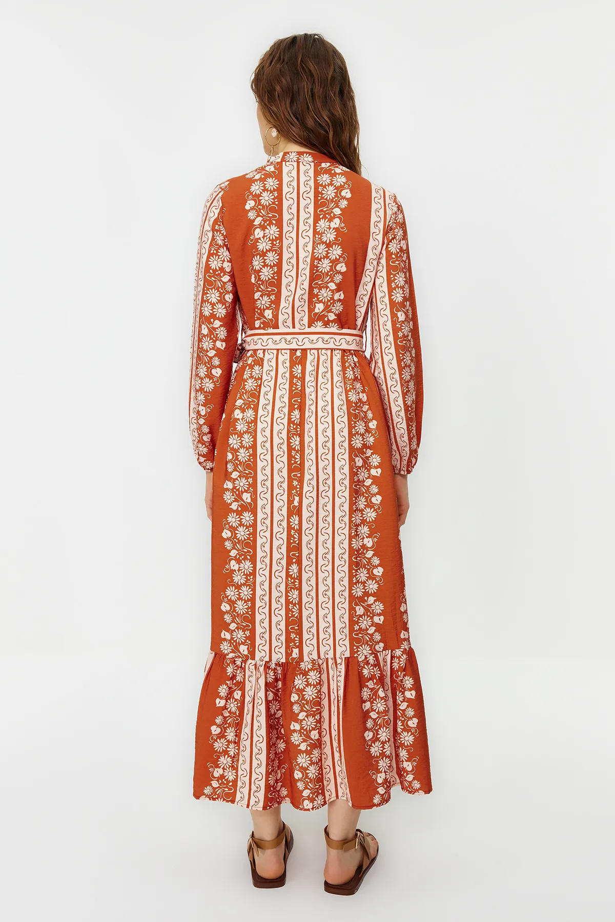 Trendyol Modest  Gewebtes Kleid mit halbem Patch und Kachelmuster TCTSS23EB00366