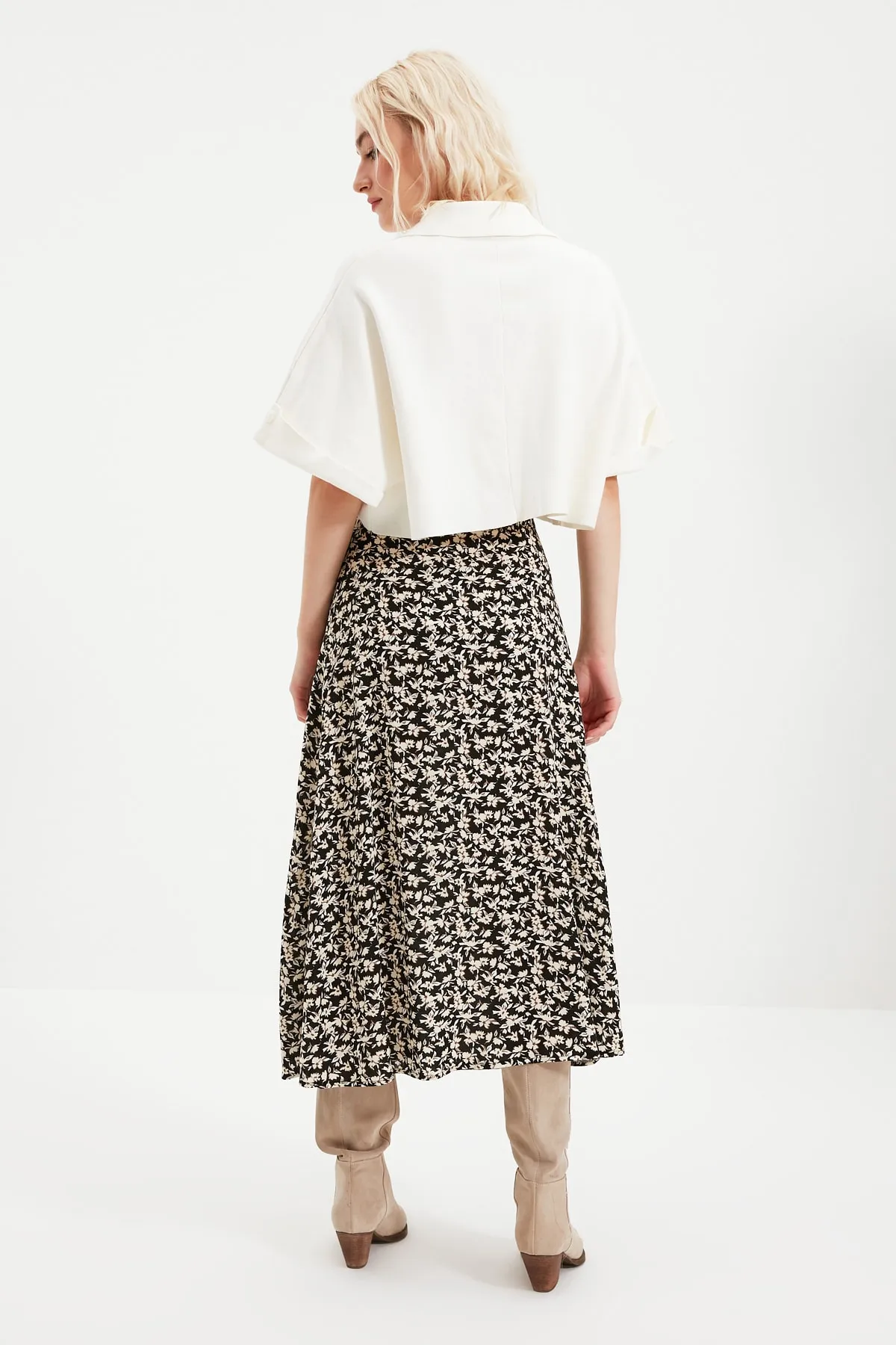 Trendyol Collection  Schwarzer gewebter Midirock aus Viskosestoff mit Schlitzdetail und Blumenmuster TWOSS20ET0230