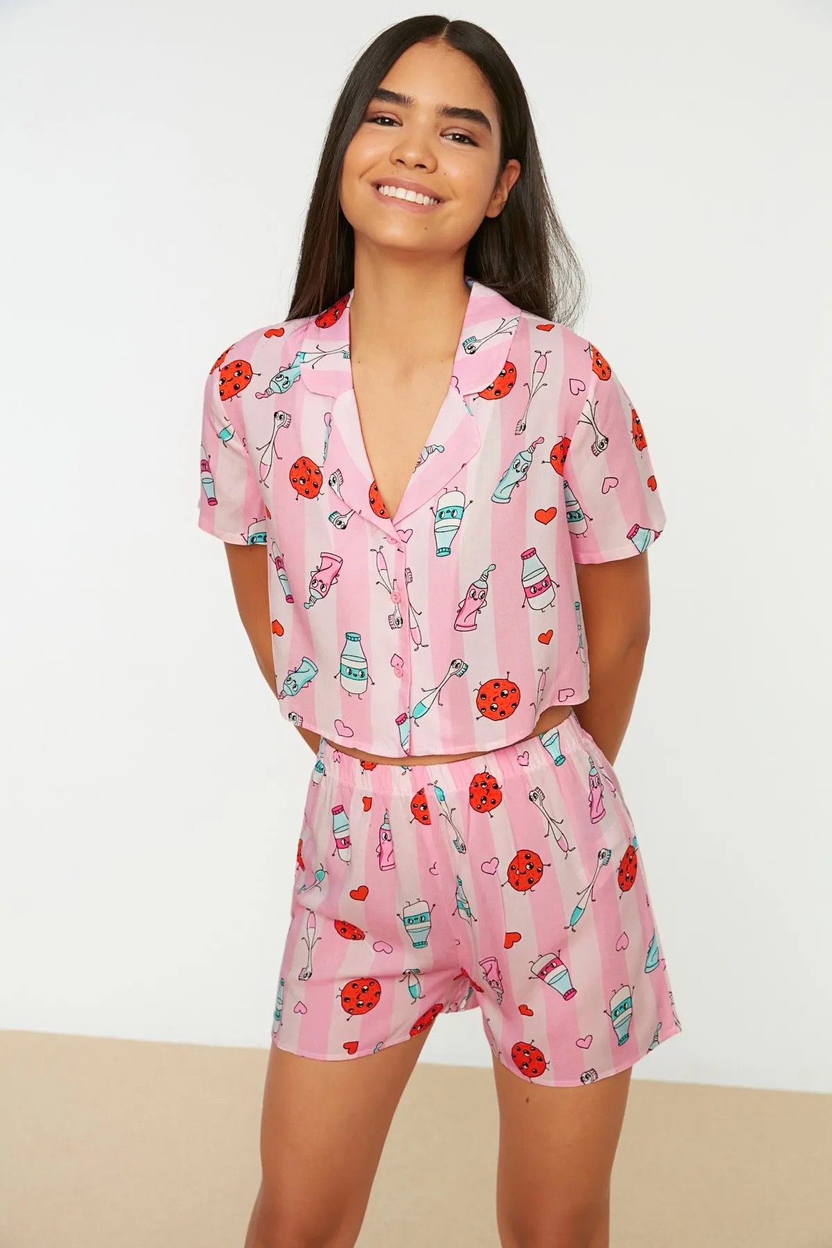 Trendyol Collection  Mehrfarbiges, lustig gemustertes Viskose-Hemd-Shorts-Webpyjama-Set THMSS22PT0069
