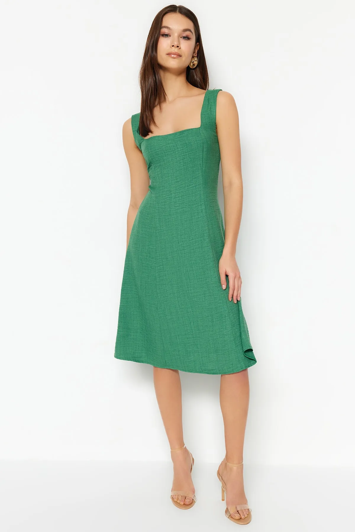 Trendyol Collection  Khakifarbenes Mini-Webkleid in A-Linie/Glockenform mit quadratischem Kragen TWOSS23EL01549