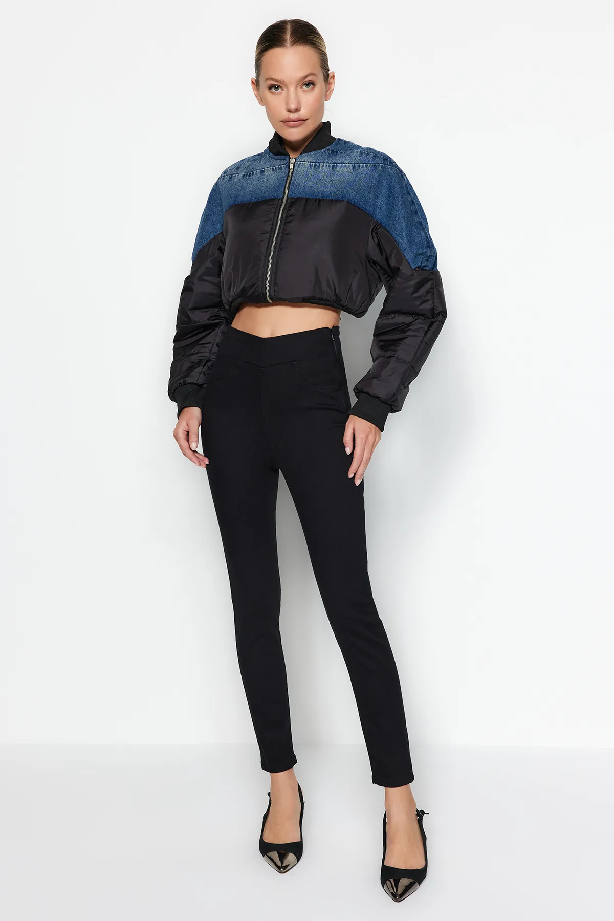 Trendyol Collection  Schwarze Jegging-Jeans mit hoher Taille und detailliertem Bund TWOAW24JE00234