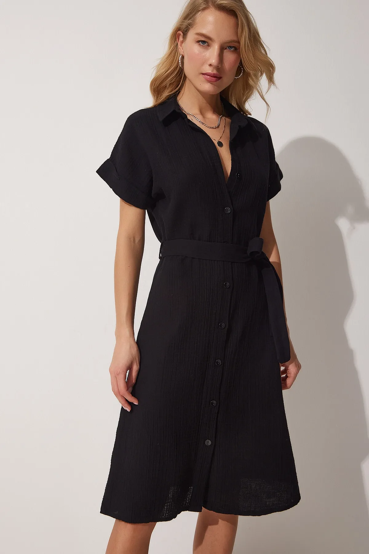 Happiness İstanbul  Schwarzes Leinenhemdkleid mit Gürtel für Damen MX00046