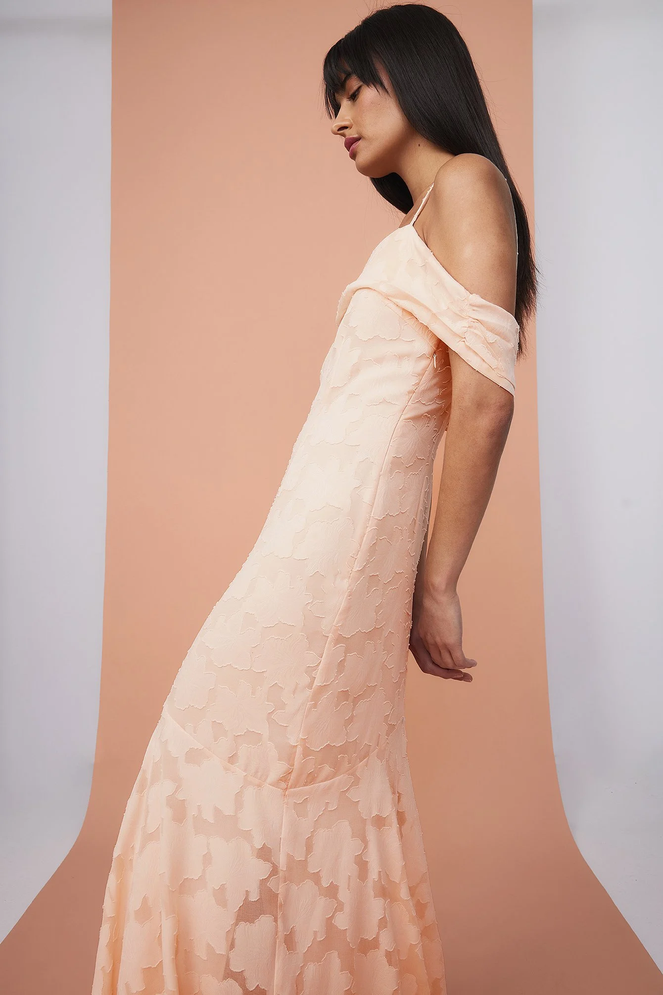 Schulterfreies Jacquard-Maxikleid