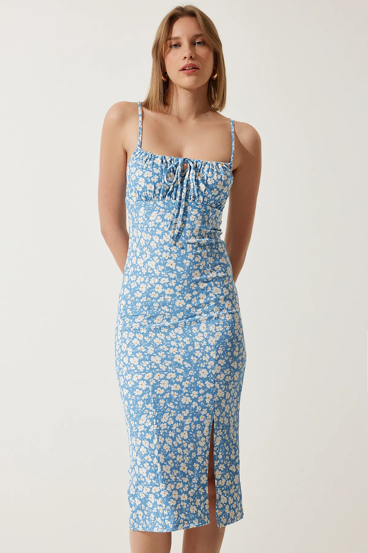 Happiness İstanbul  Himmelblaues, geblümtes, geschlitztes Sommer-Strickkleid für Damen CI00029
