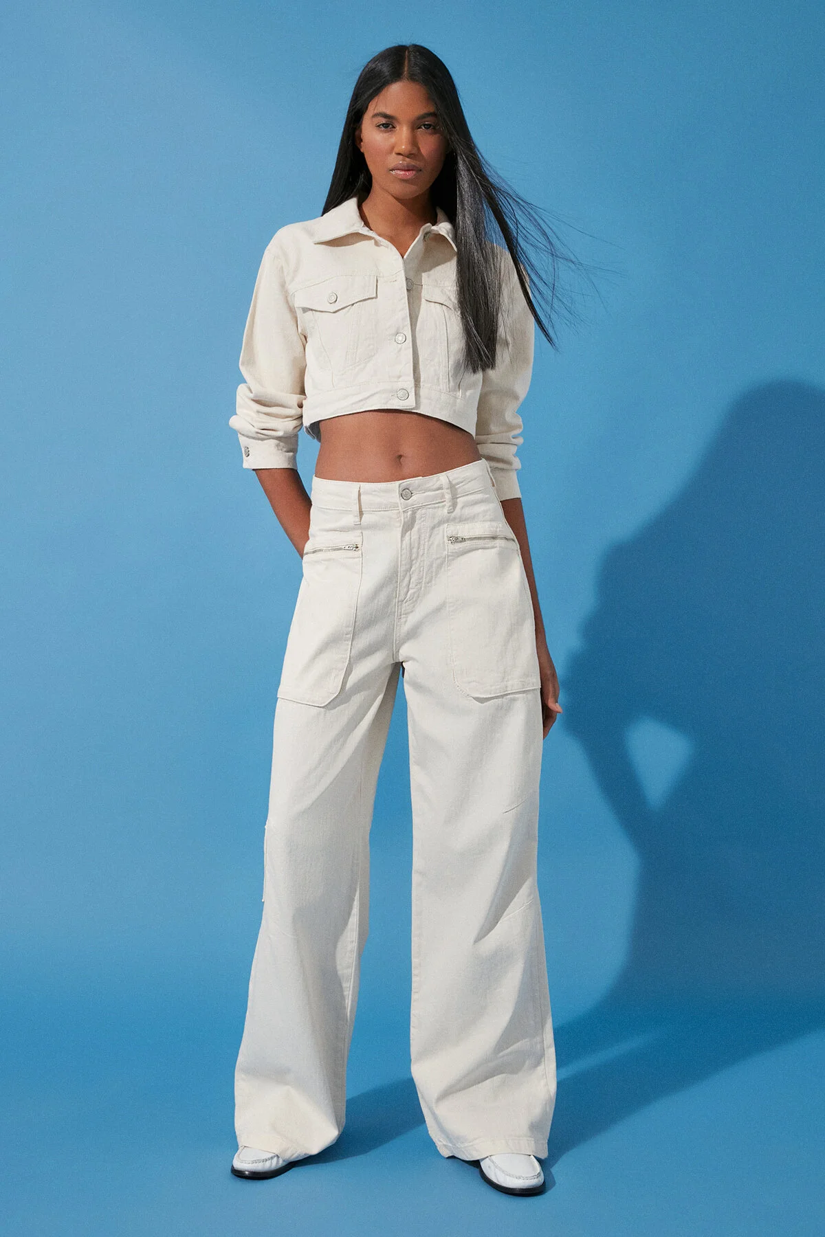 Trendyol Collection  Ecrufarbene Jeans mit hoher Taille und weitem Bein und Cargo-Taschen TWOSS24JE00223